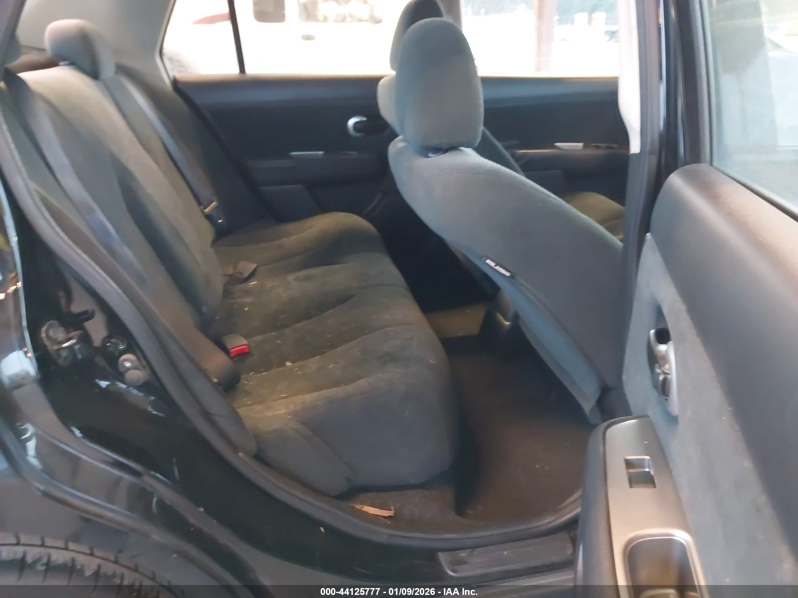 NISSAN VERSA image 8