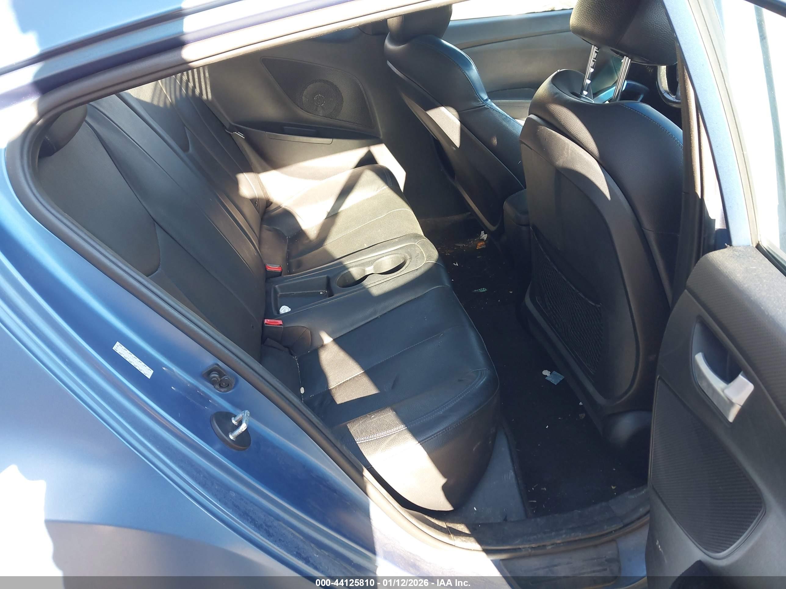 HYUNDAI VELOSTER image 8