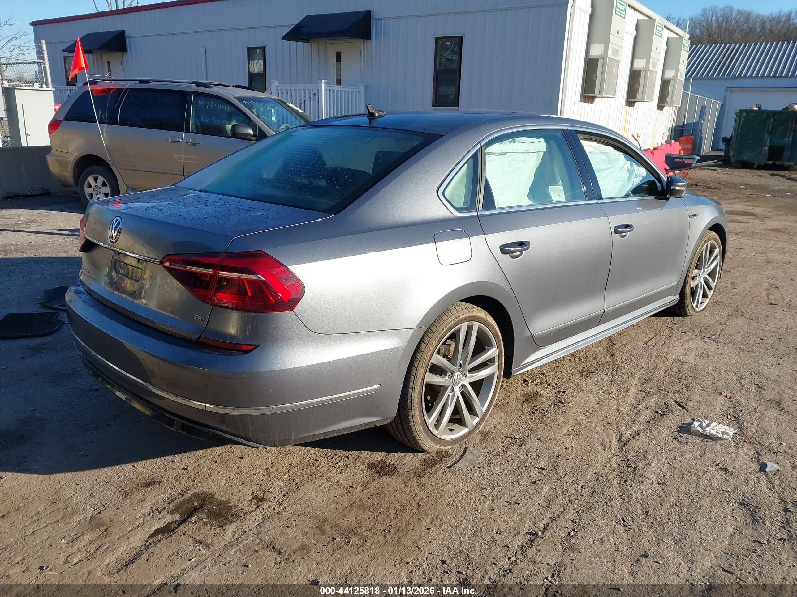 VOLKSWAGEN PASSAT image 4