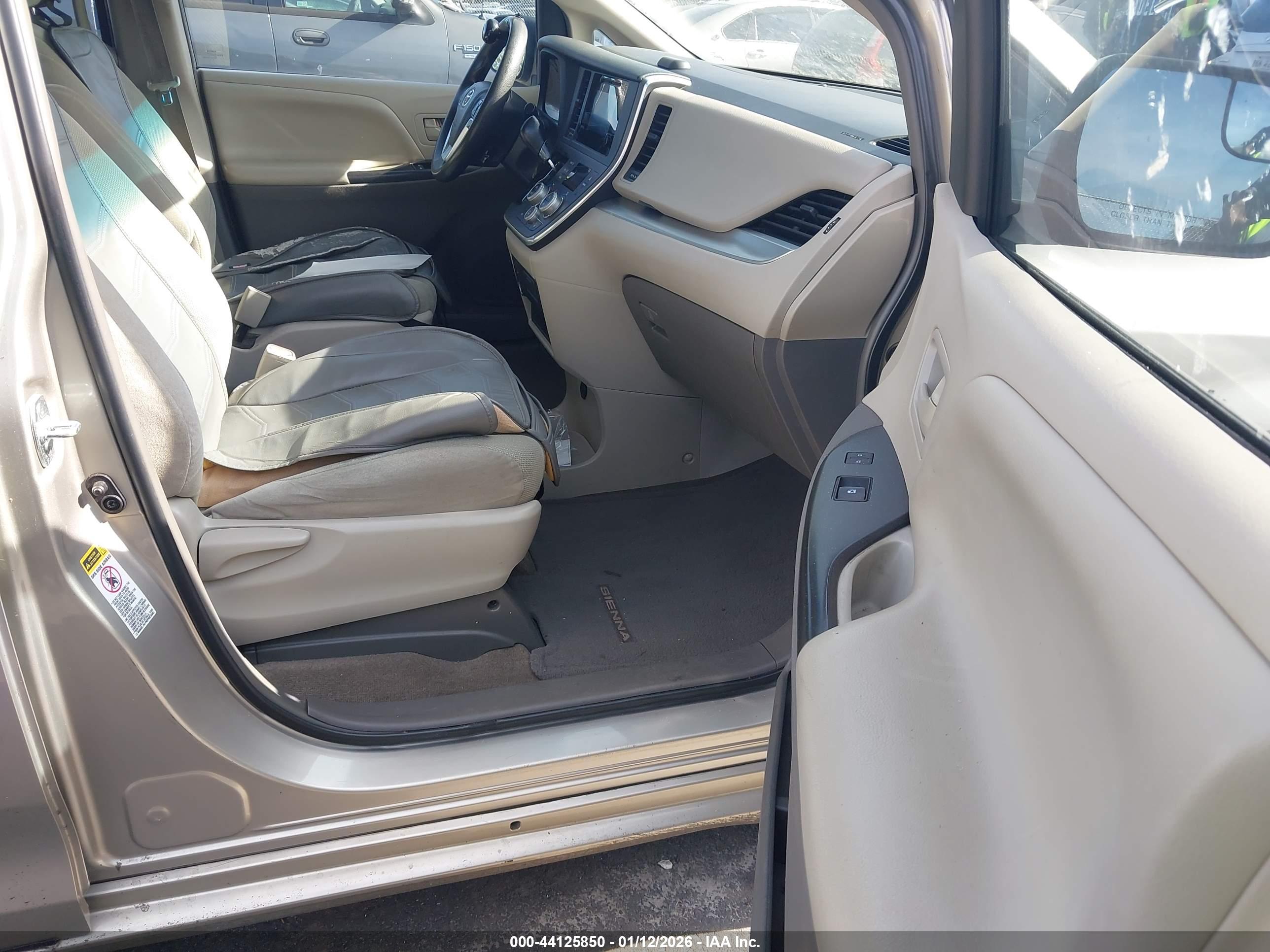 TOYOTA SIENNA image 5