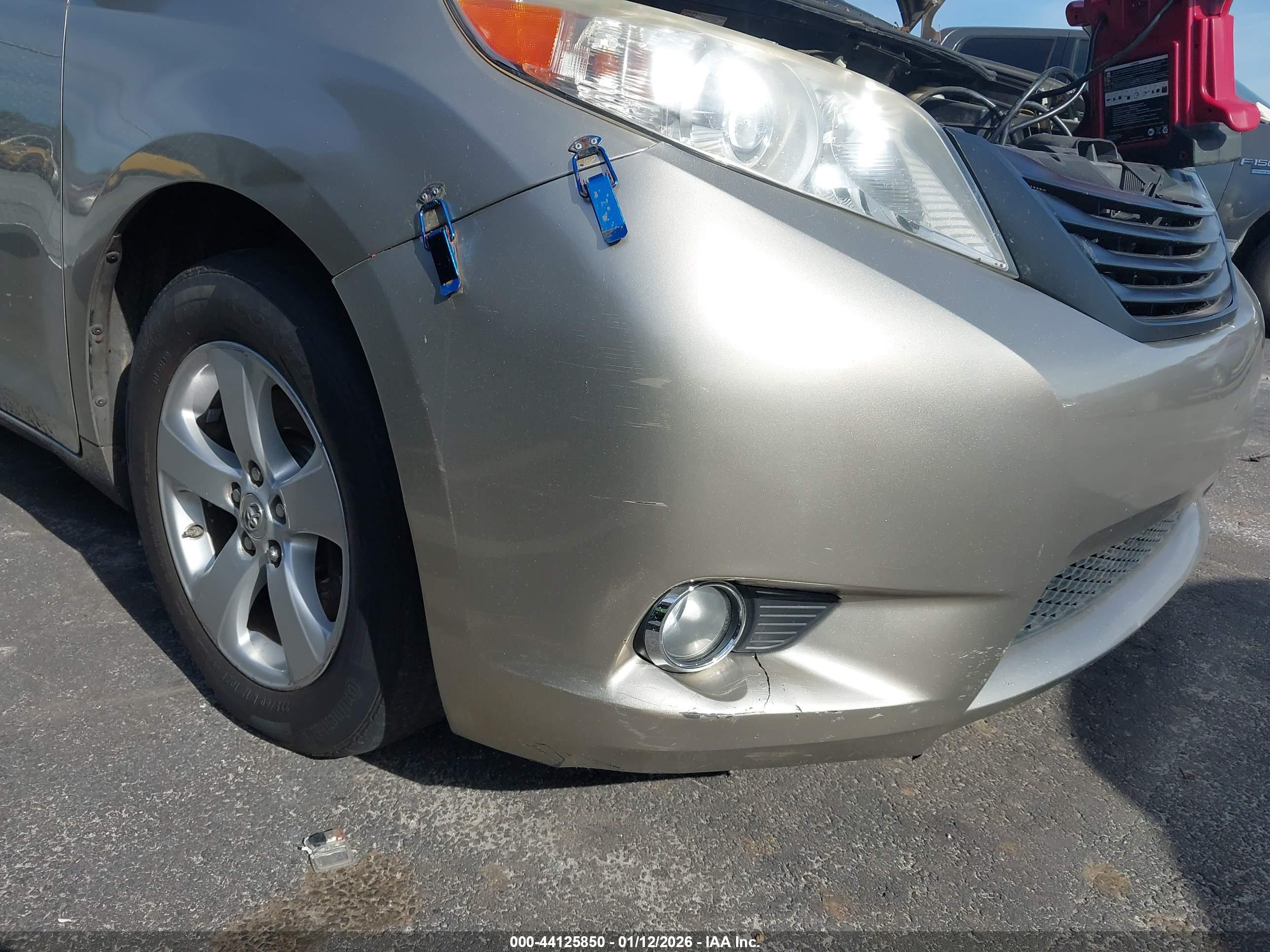 TOYOTA SIENNA image 6
