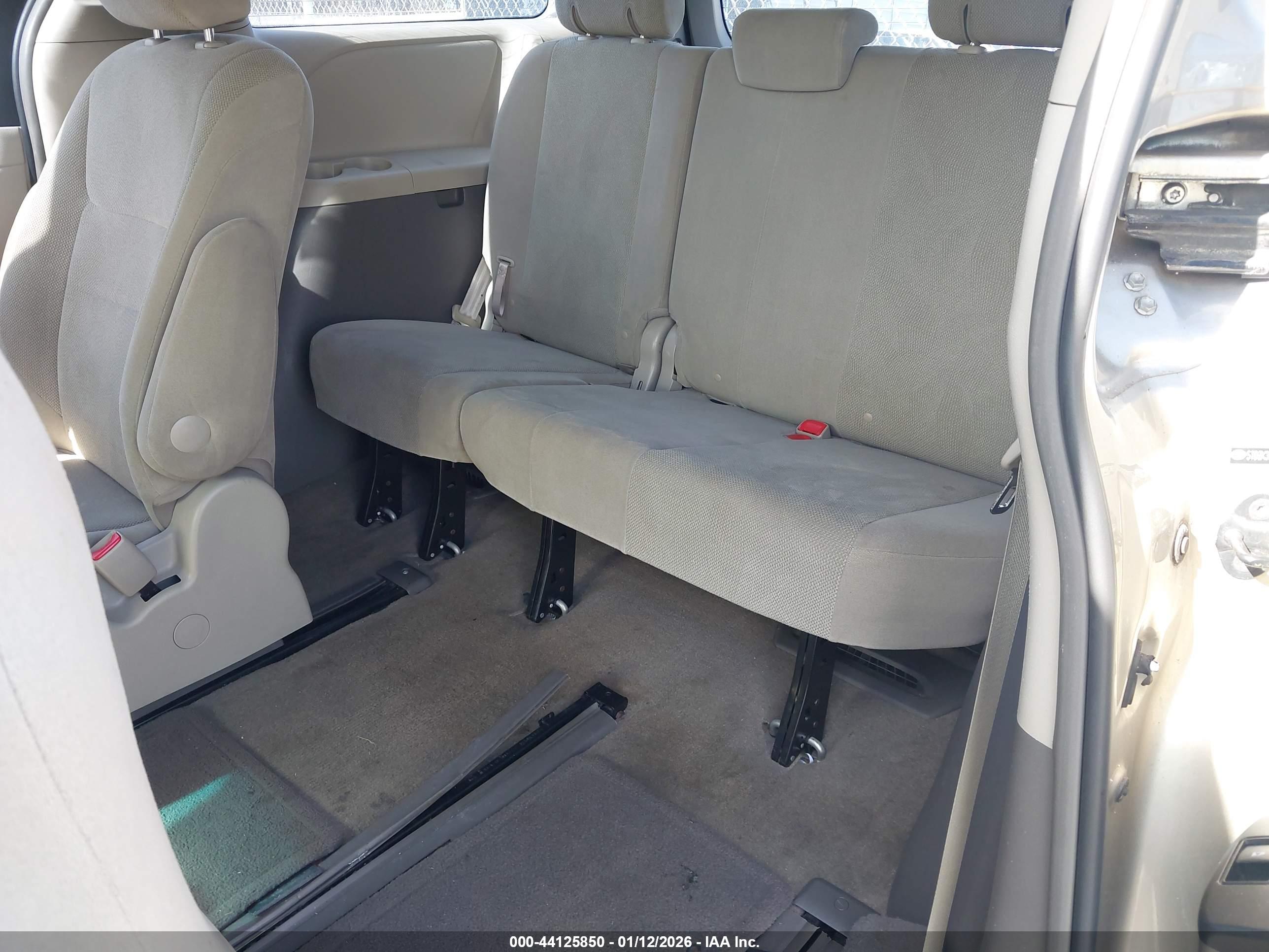 TOYOTA SIENNA image 8