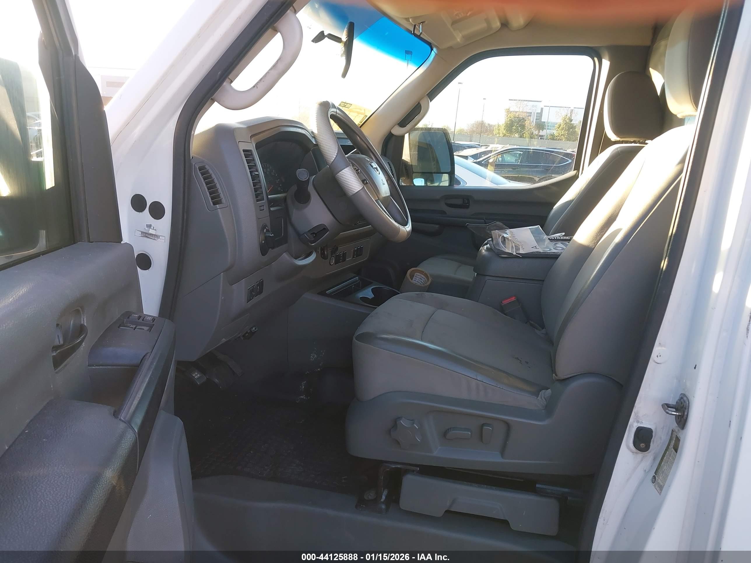NISSAN NV image 5