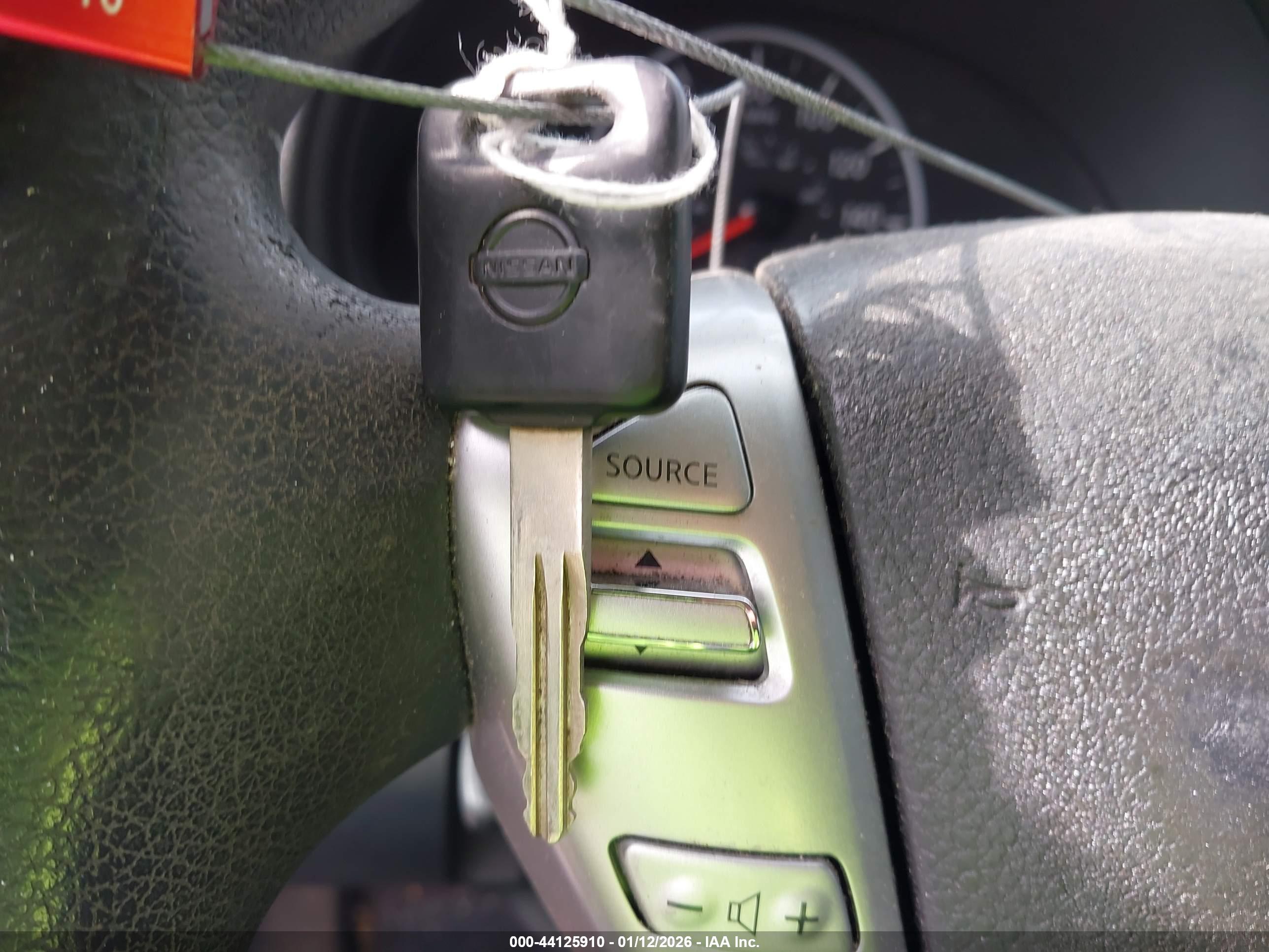 NISSAN VERSA image 11