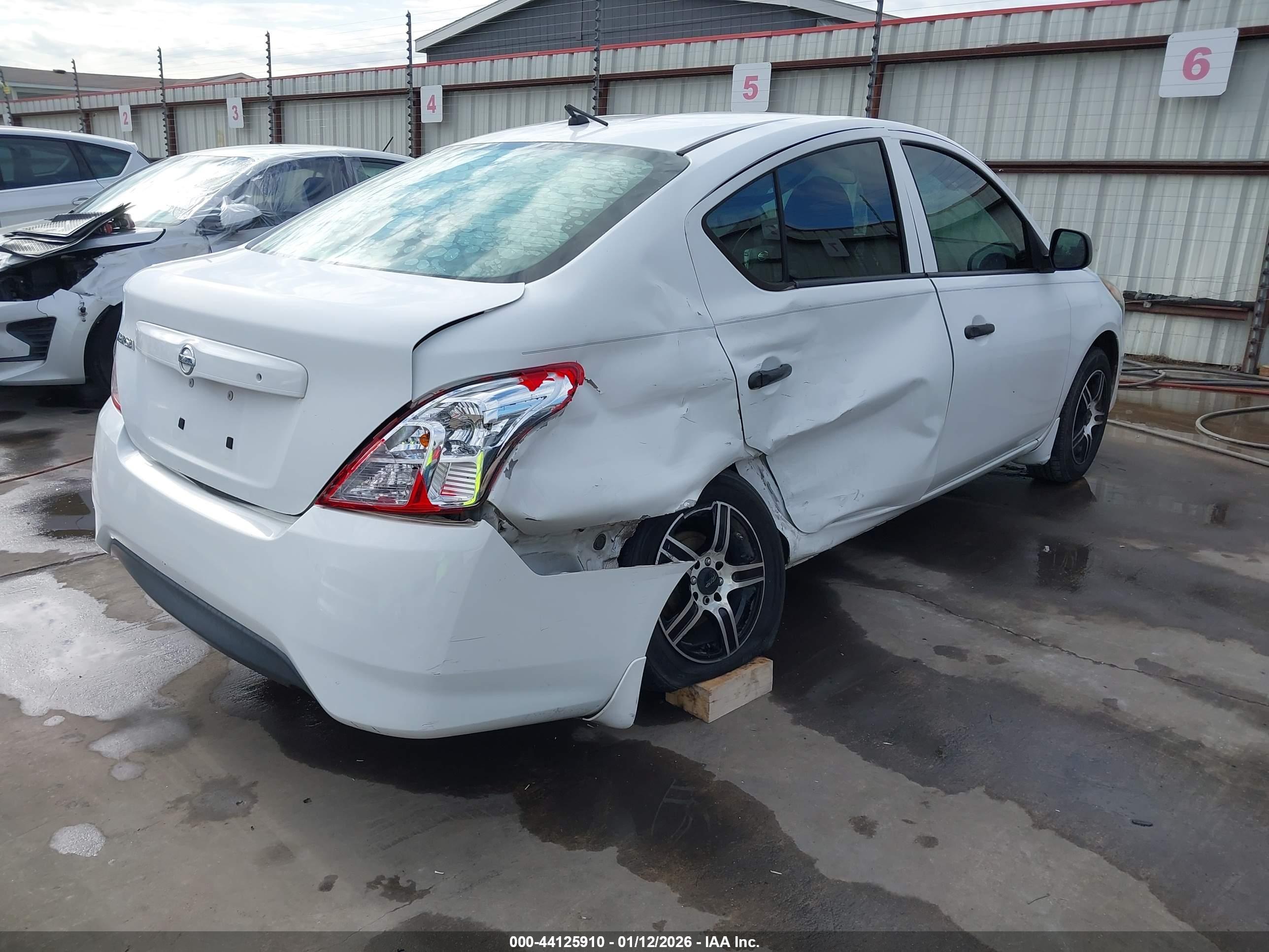 NISSAN VERSA image 4