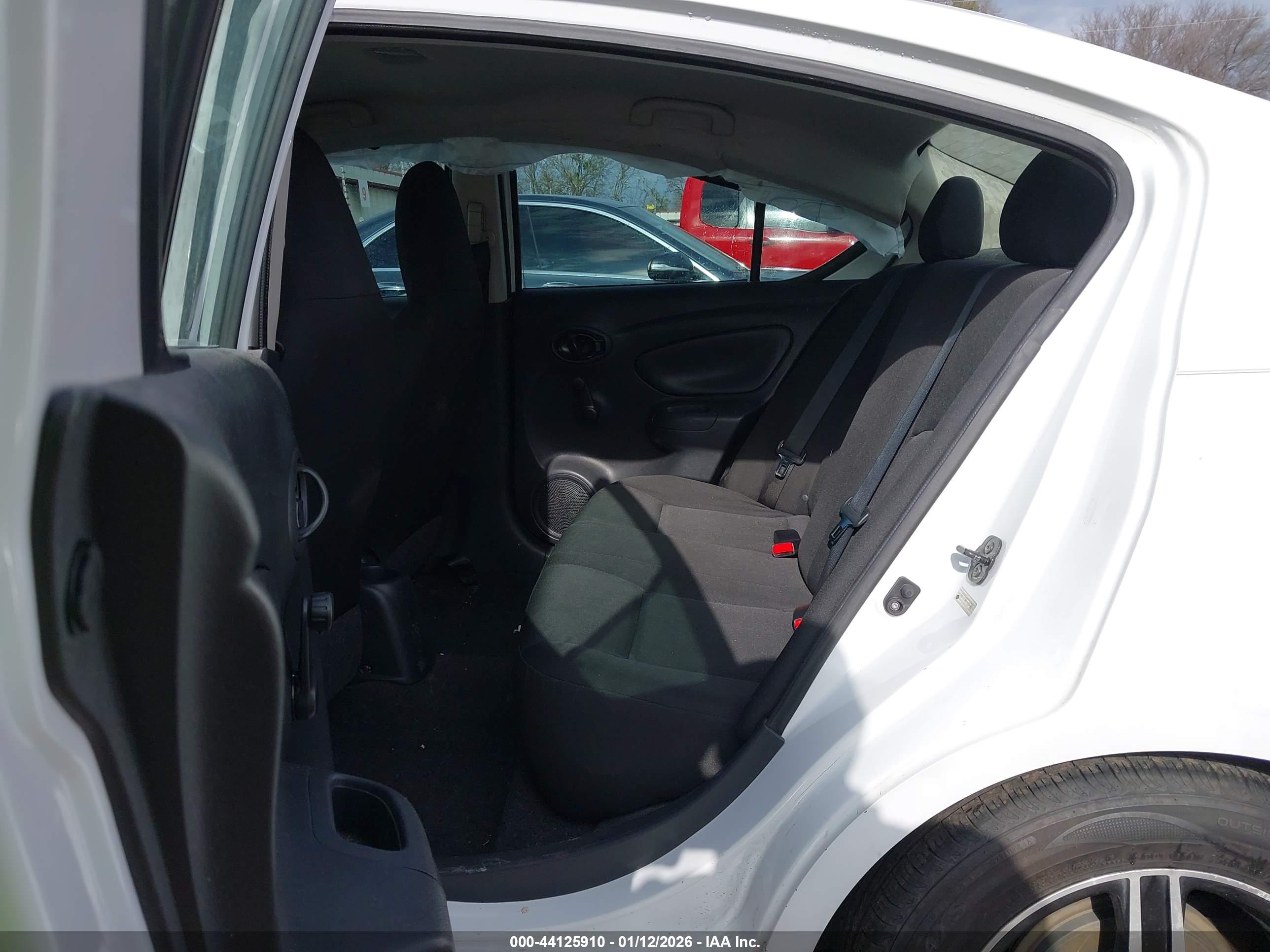 NISSAN VERSA image 8