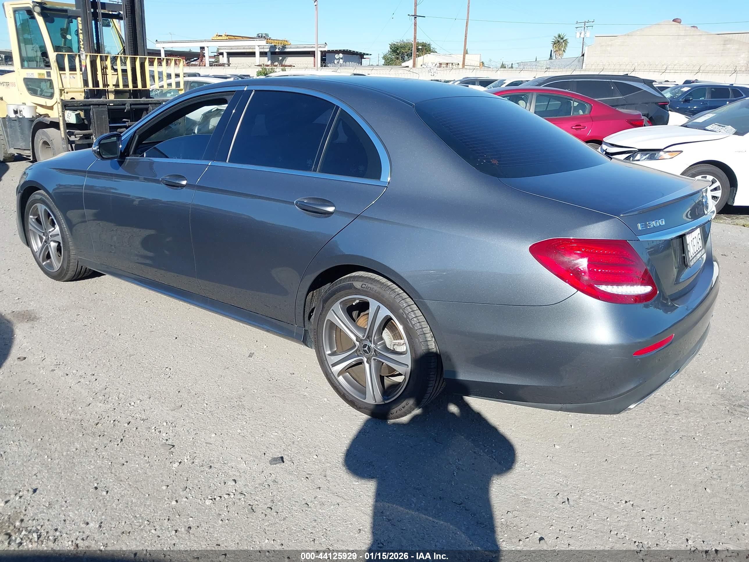 MERCEDES-BENZ E image 3