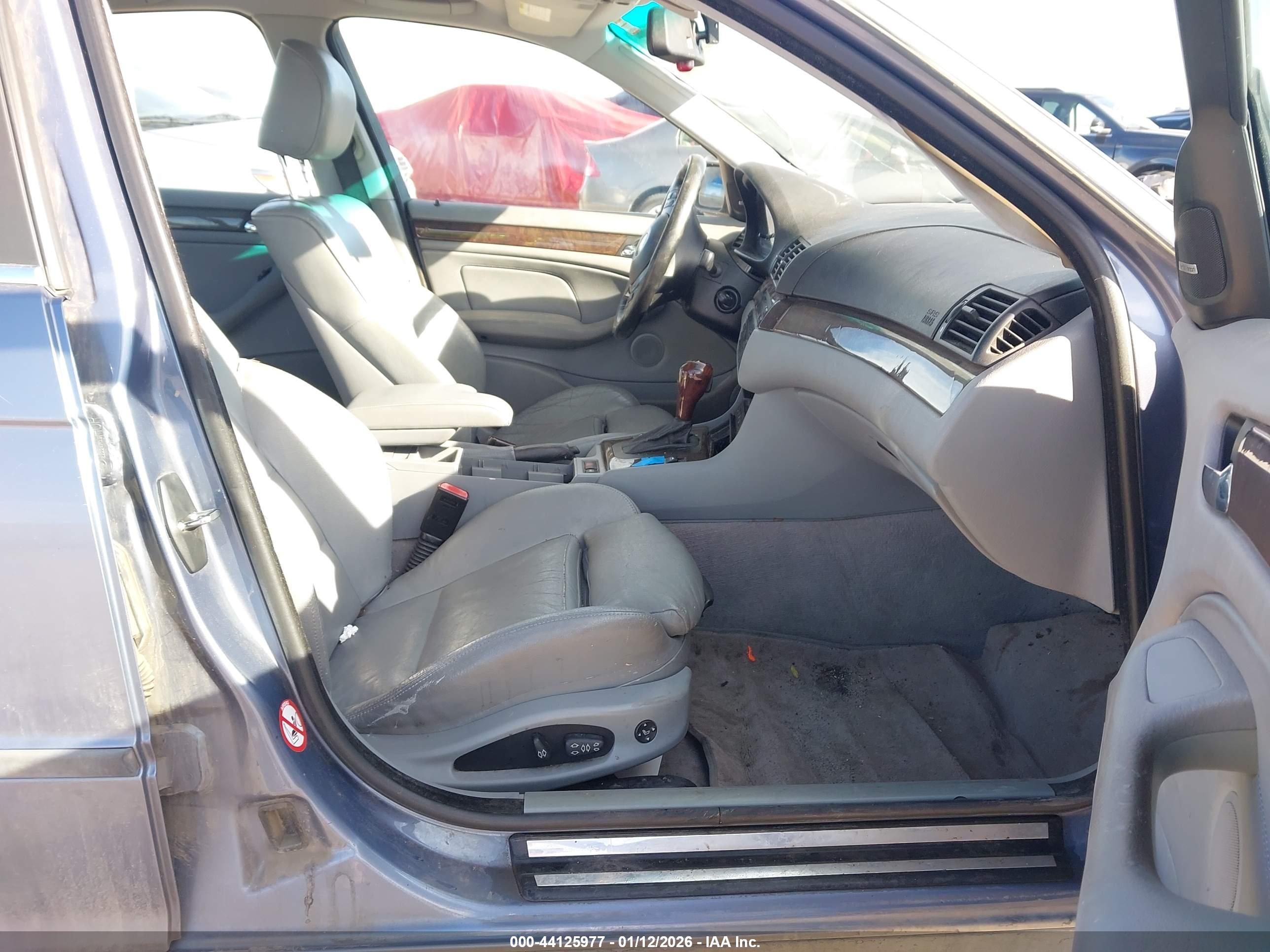 BMW 330XI image 5
