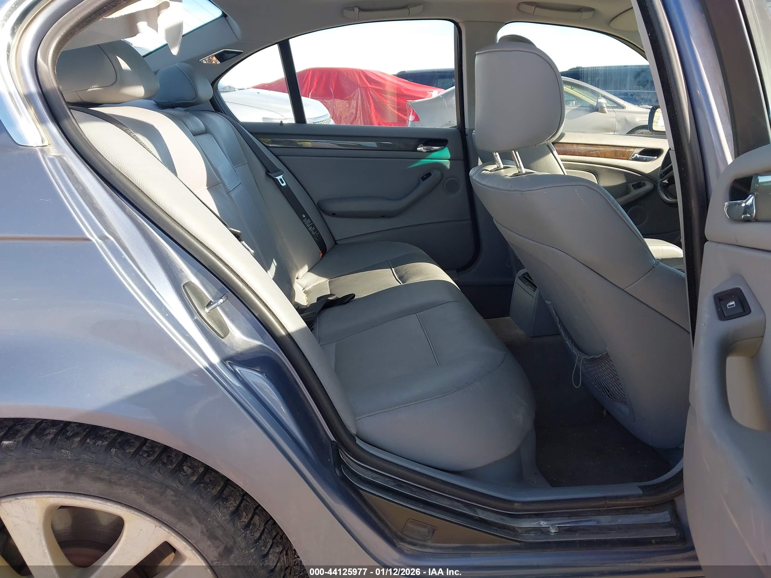 BMW 330XI image 8