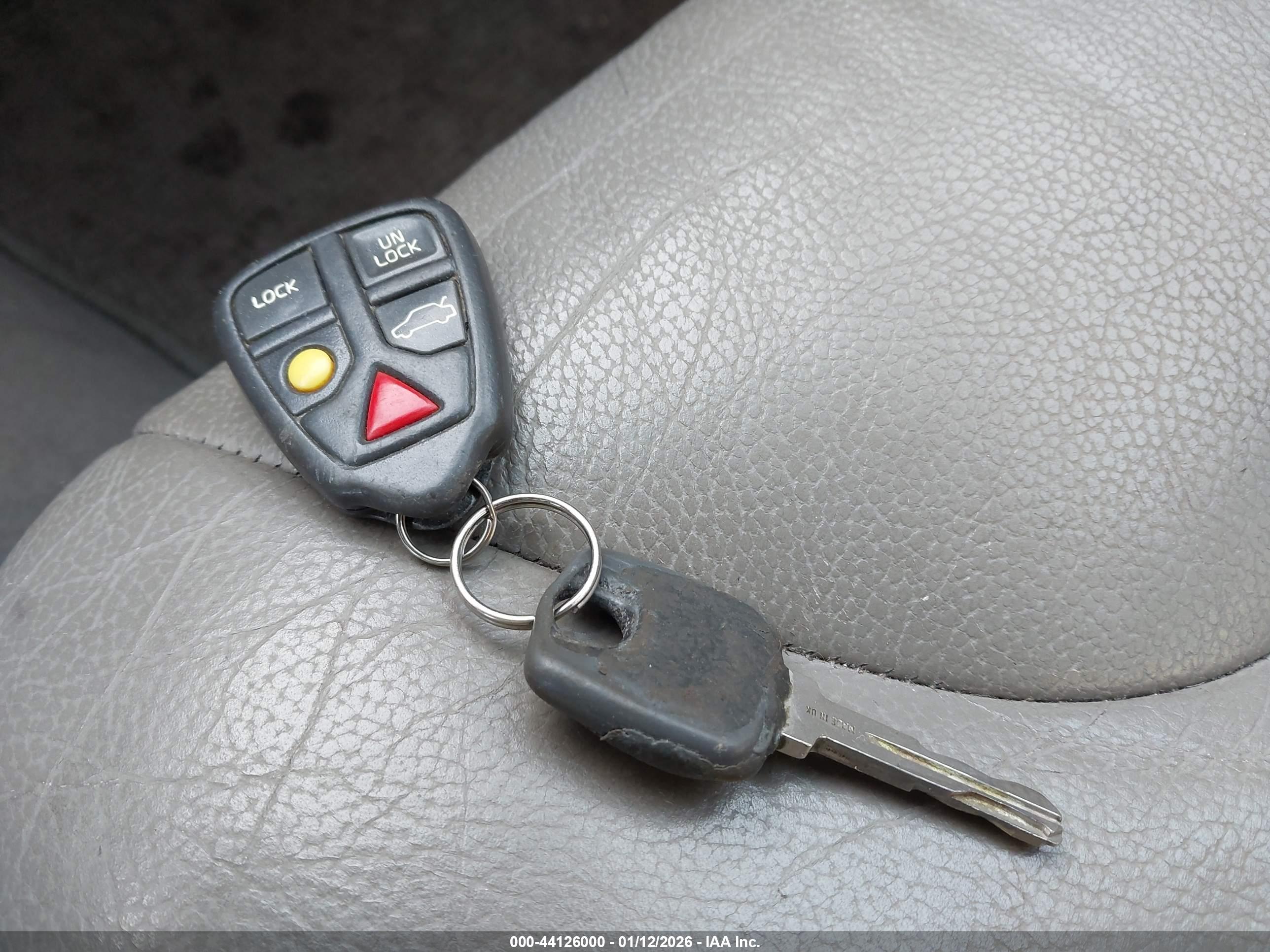 VOLVO XC70 image 11
