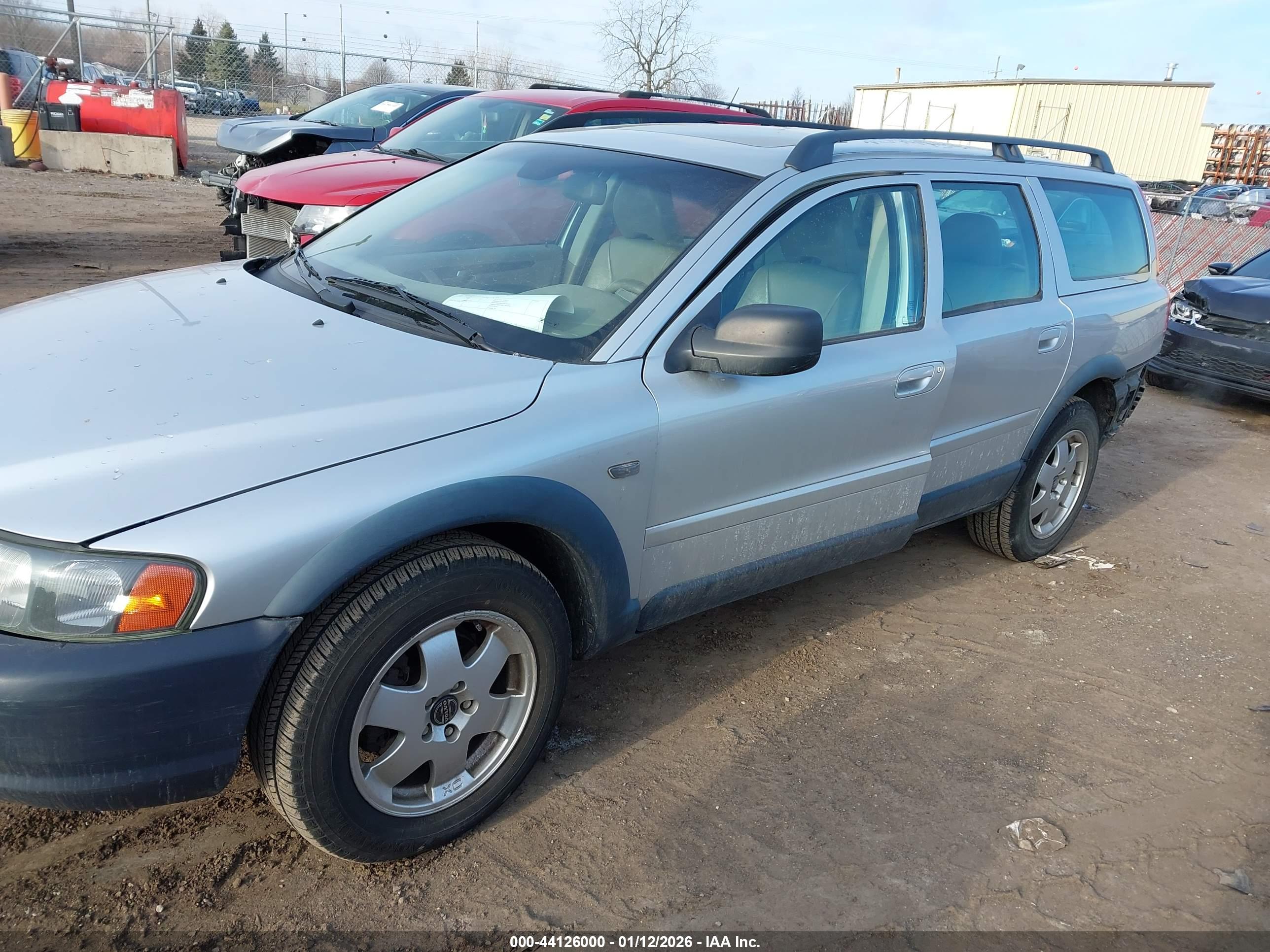 VOLVO XC70 image 2