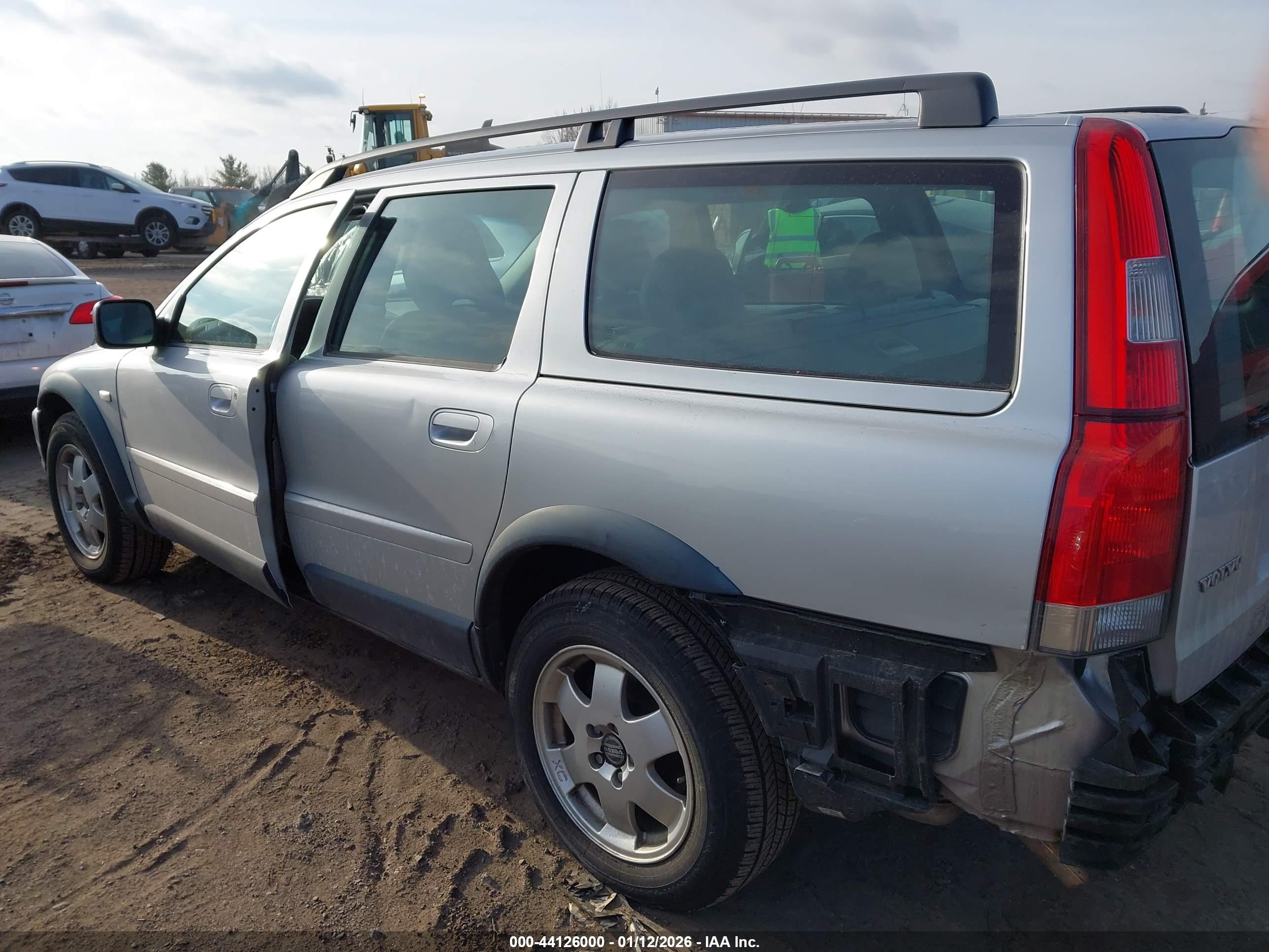VOLVO XC70 image 3
