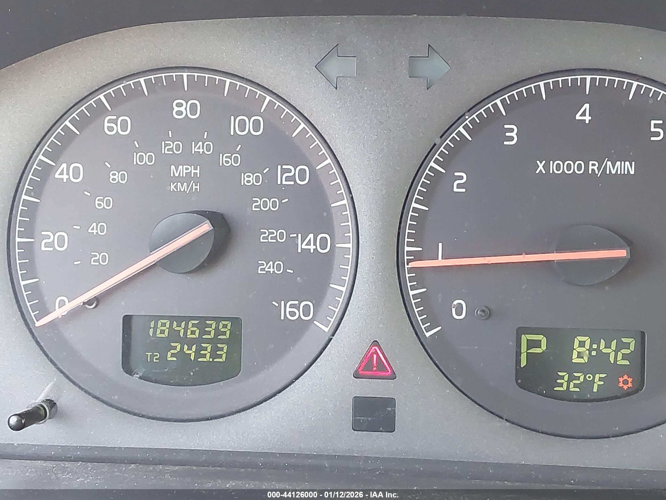 VOLVO XC70 image 7