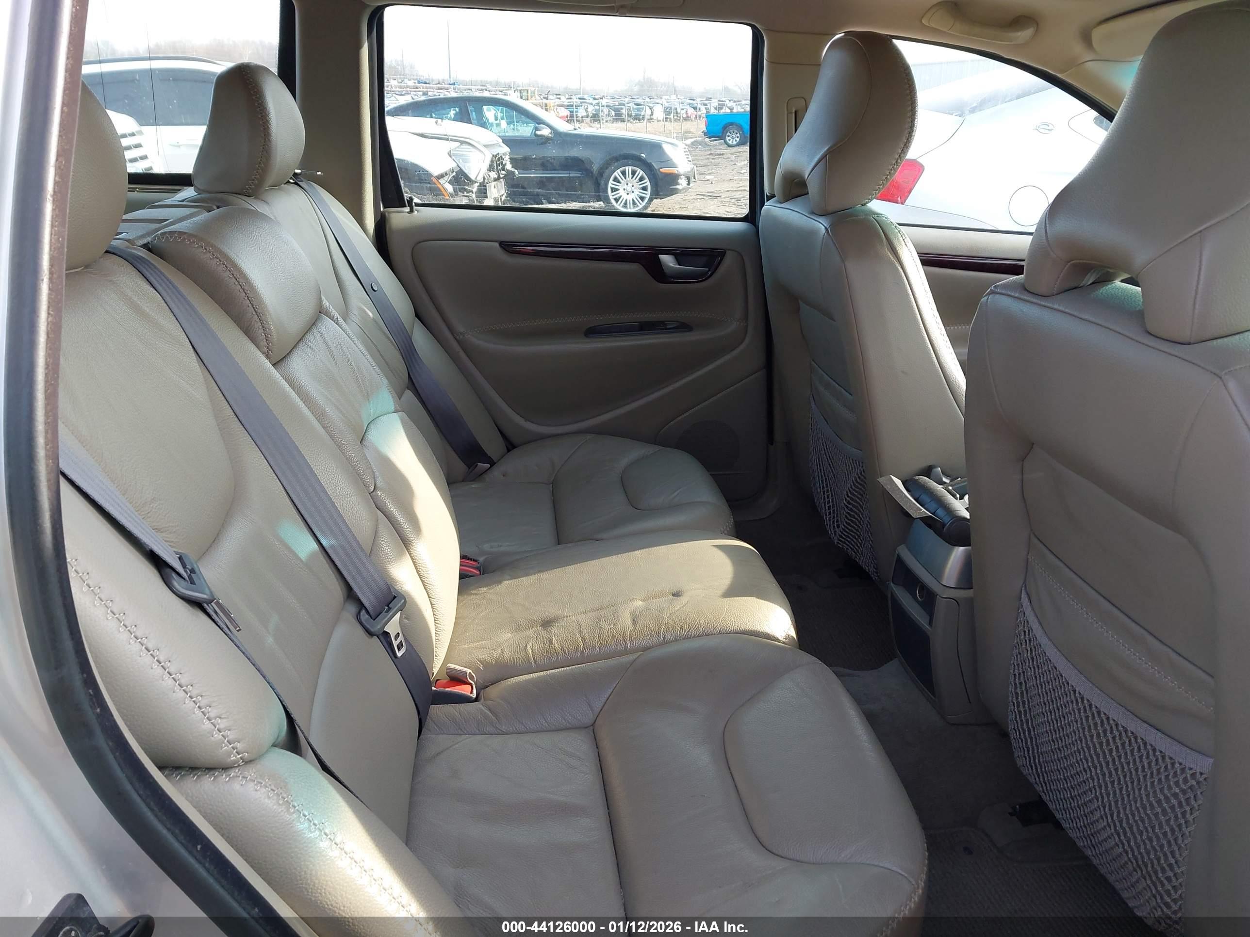 VOLVO XC70 image 8