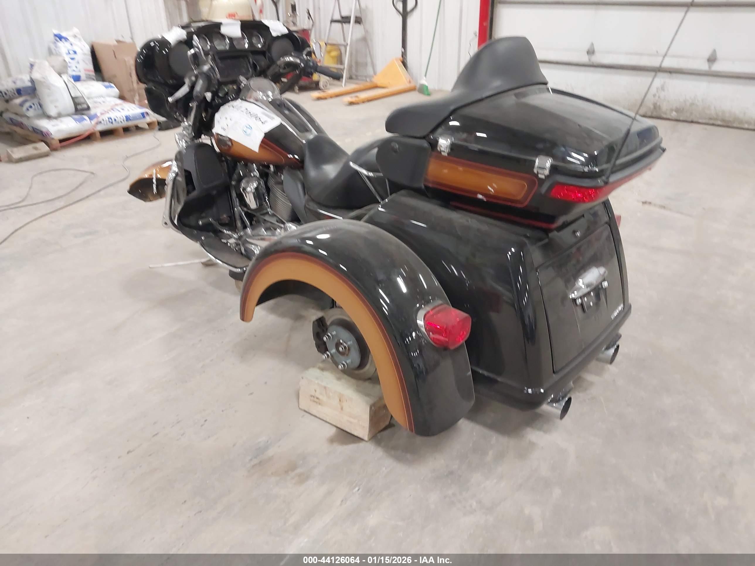 HARLEY-DAVIDSON FLHTCUTG image 3