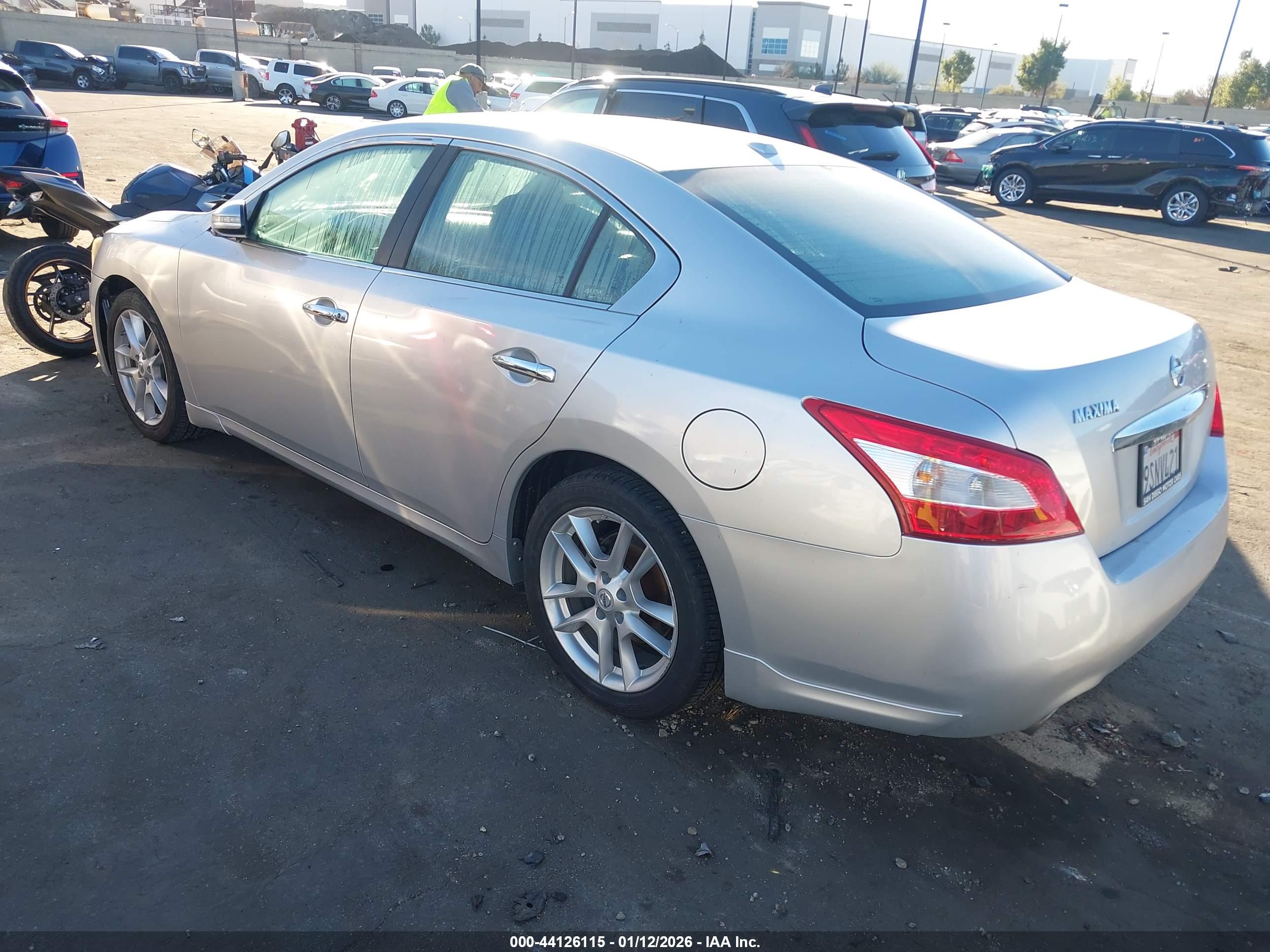 NISSAN MAXIMA image 3