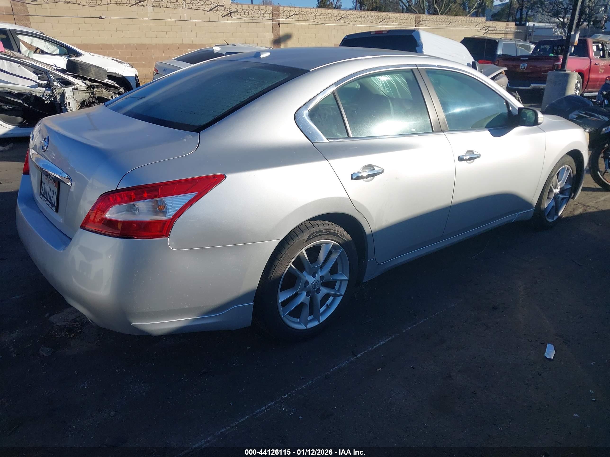 NISSAN MAXIMA image 4