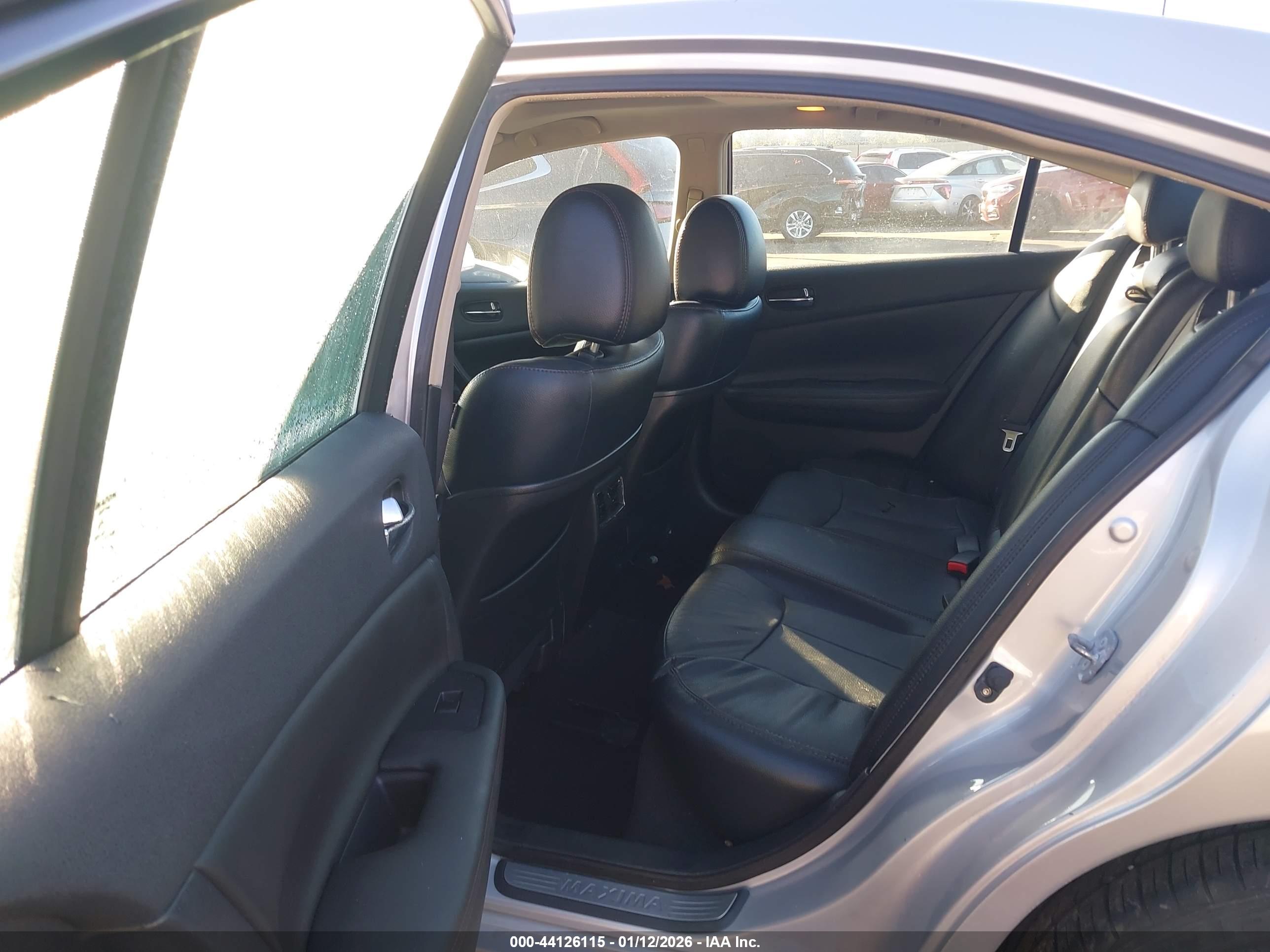 NISSAN MAXIMA image 8