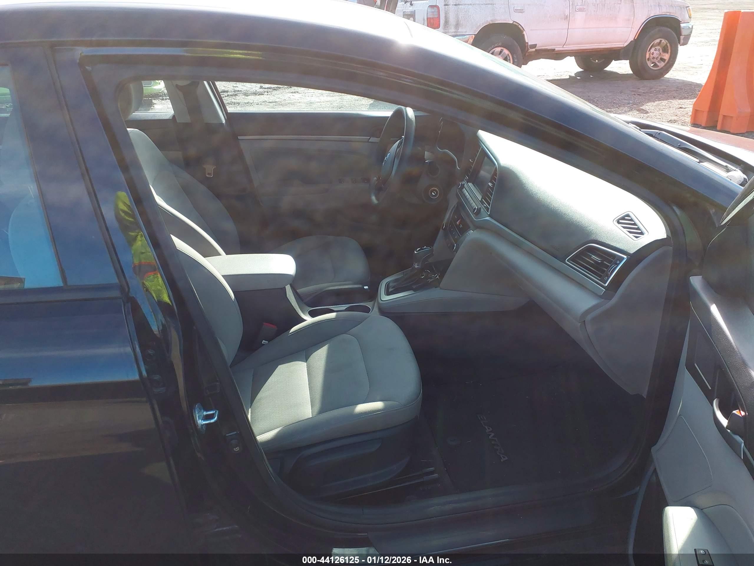 HYUNDAI ELANTRA image 5