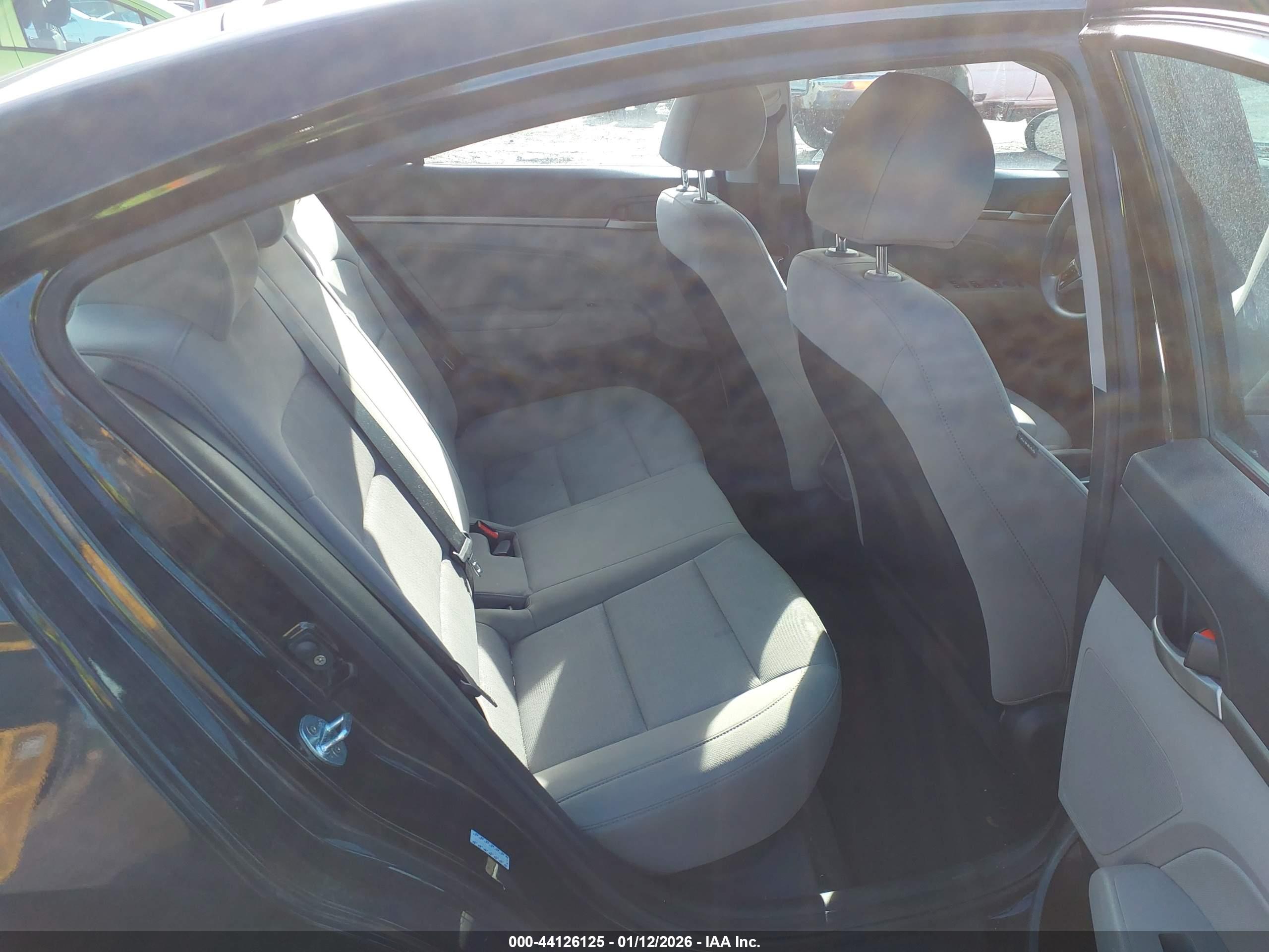 HYUNDAI ELANTRA image 8
