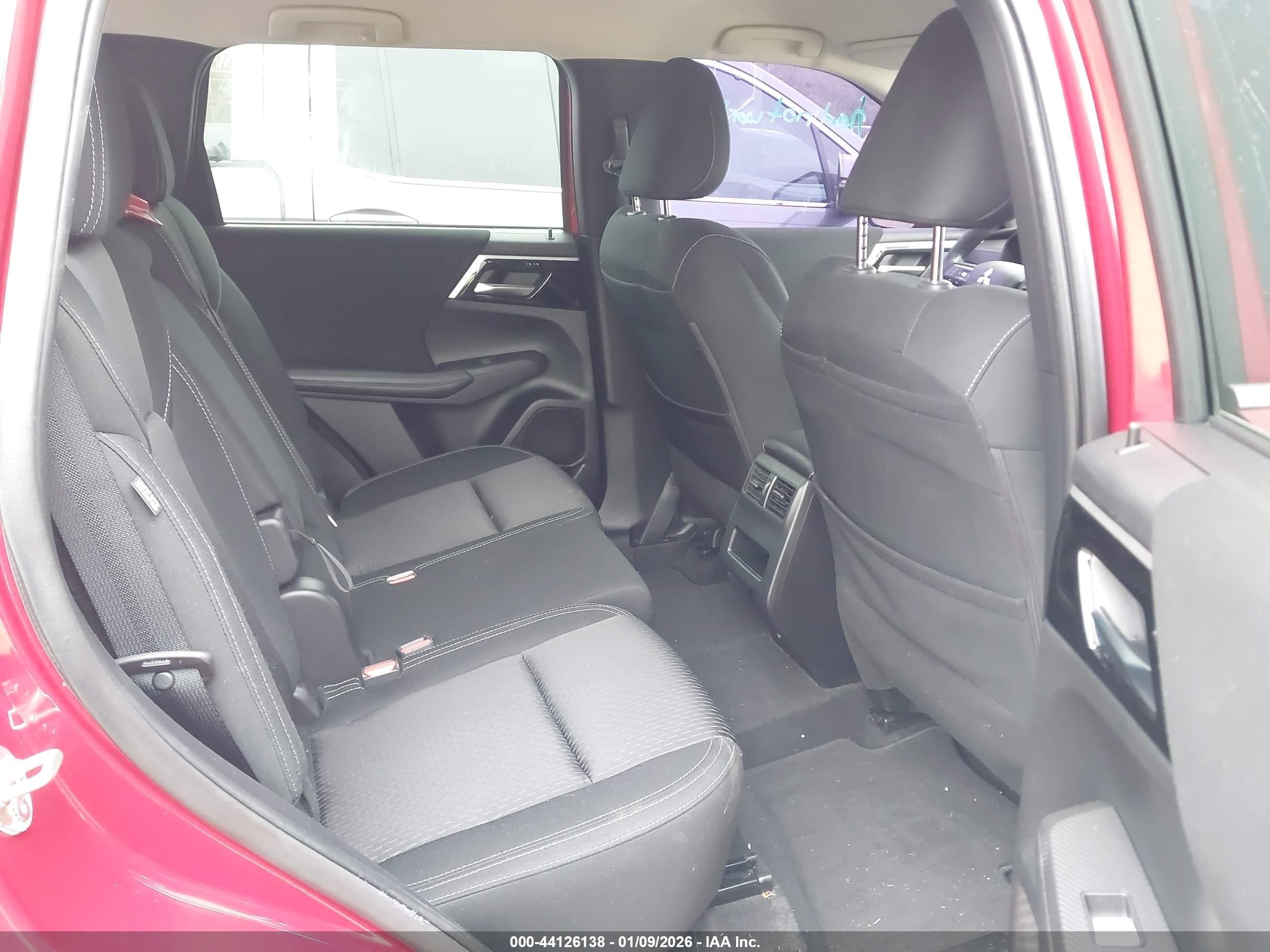 MITSUBISHI OUTLANDER image 8