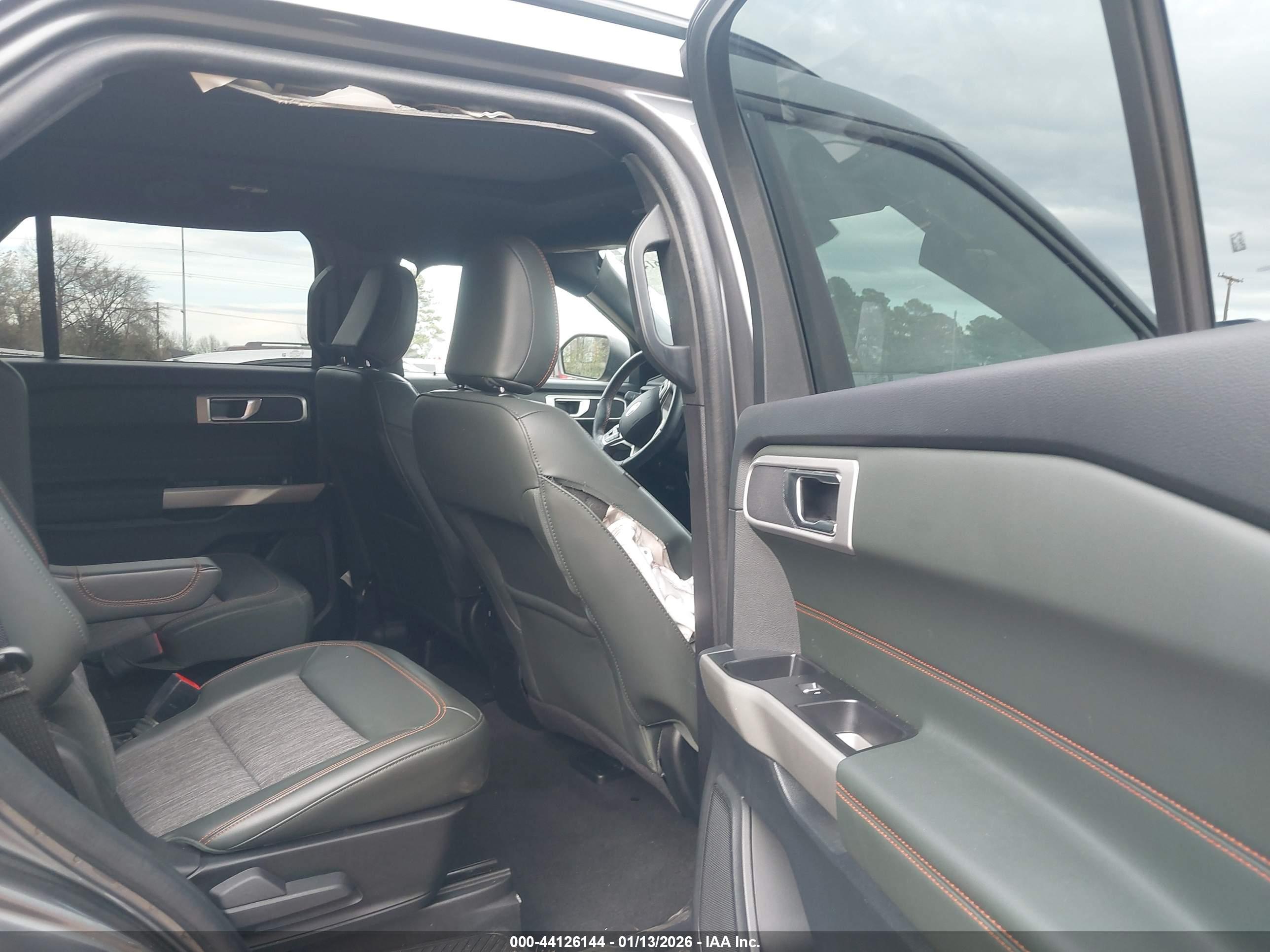 FORD EXPLORER image 8