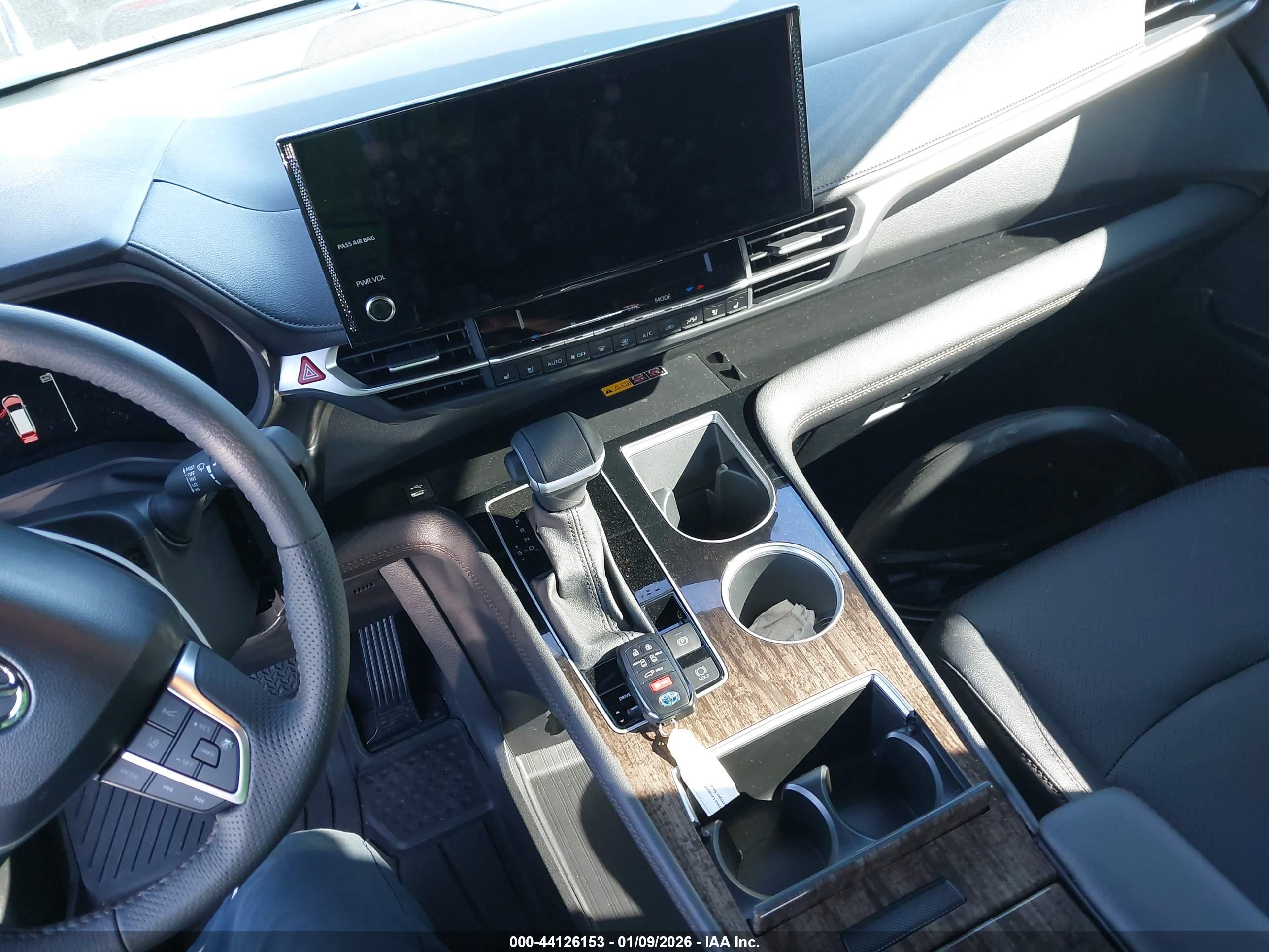 TOYOTA SIENNA image 11