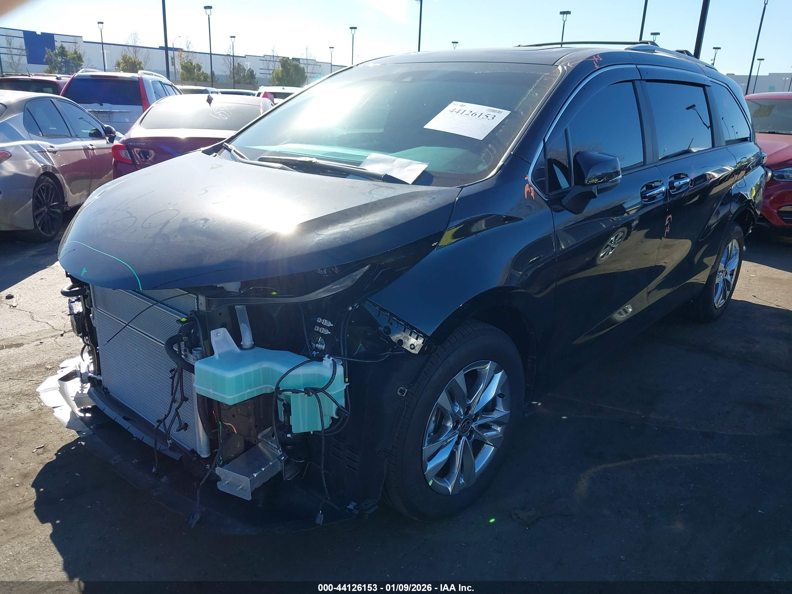 TOYOTA SIENNA image 2