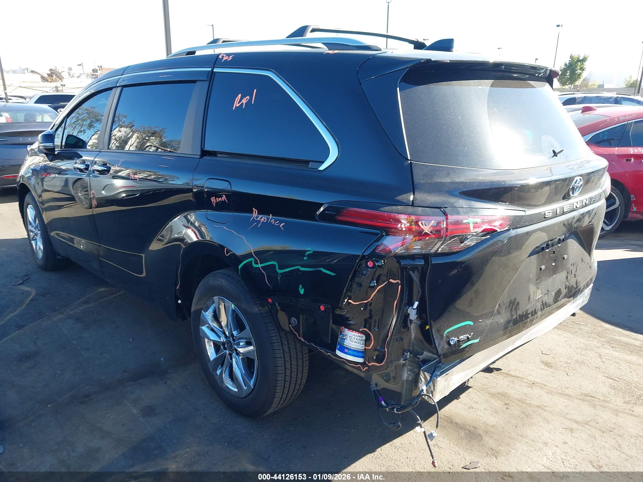 TOYOTA SIENNA image 3