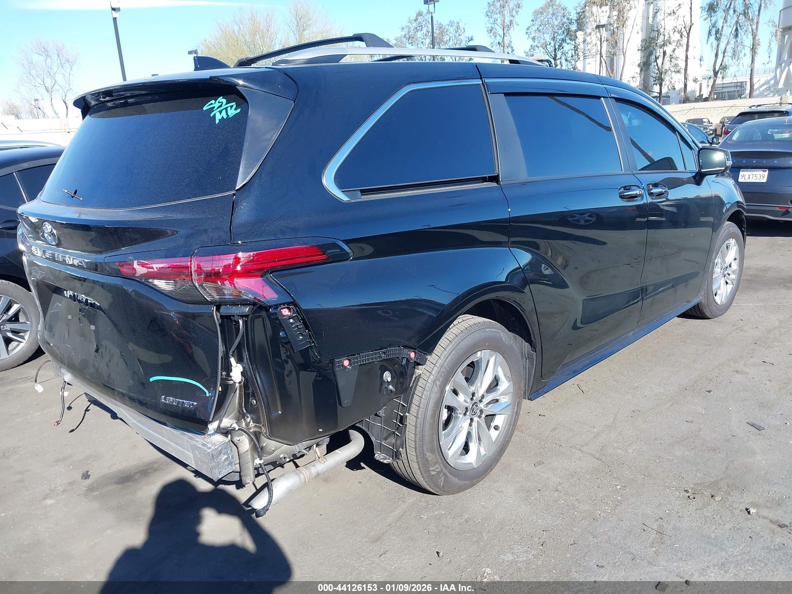 TOYOTA SIENNA image 4