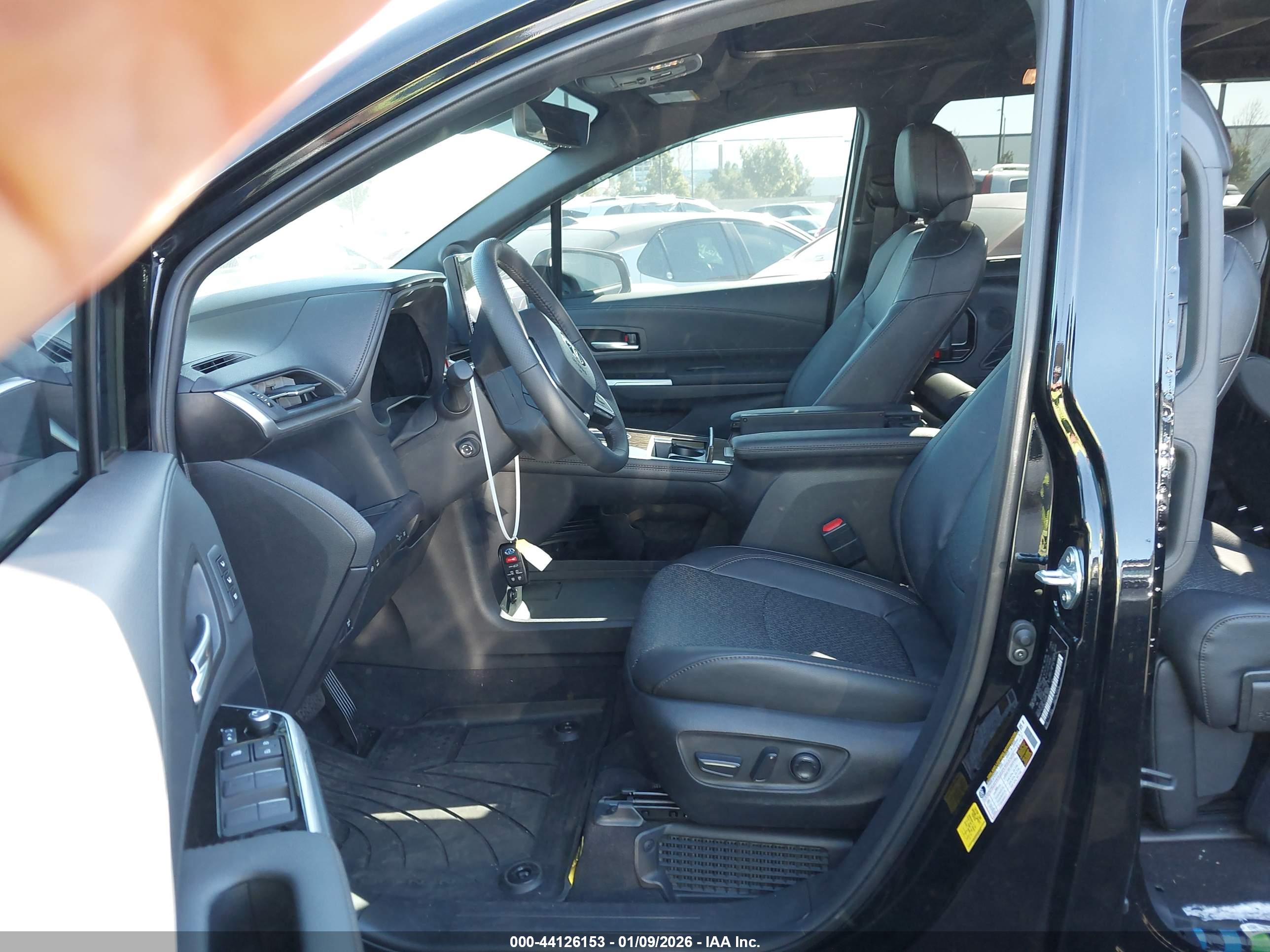 TOYOTA SIENNA image 5