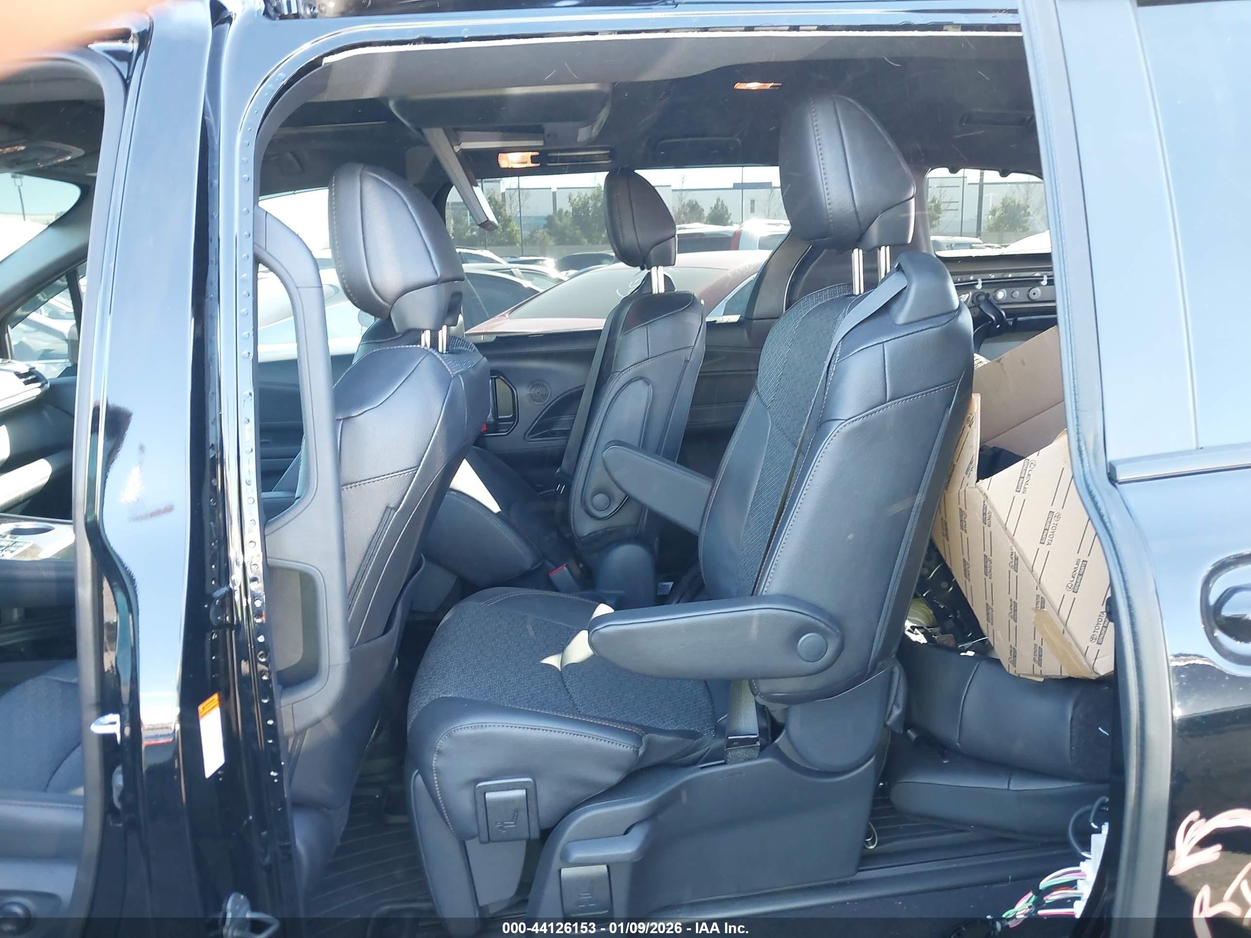 TOYOTA SIENNA image 8