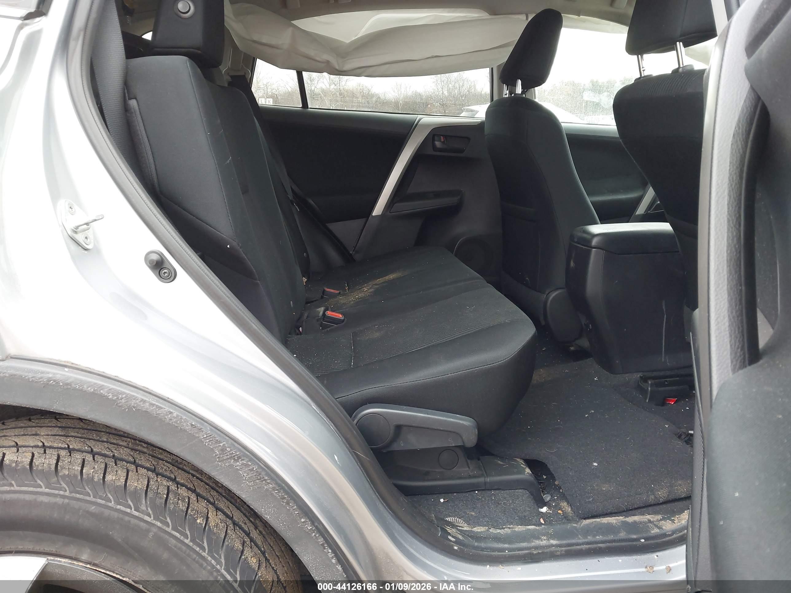 TOYOTA RAV4 image 8
