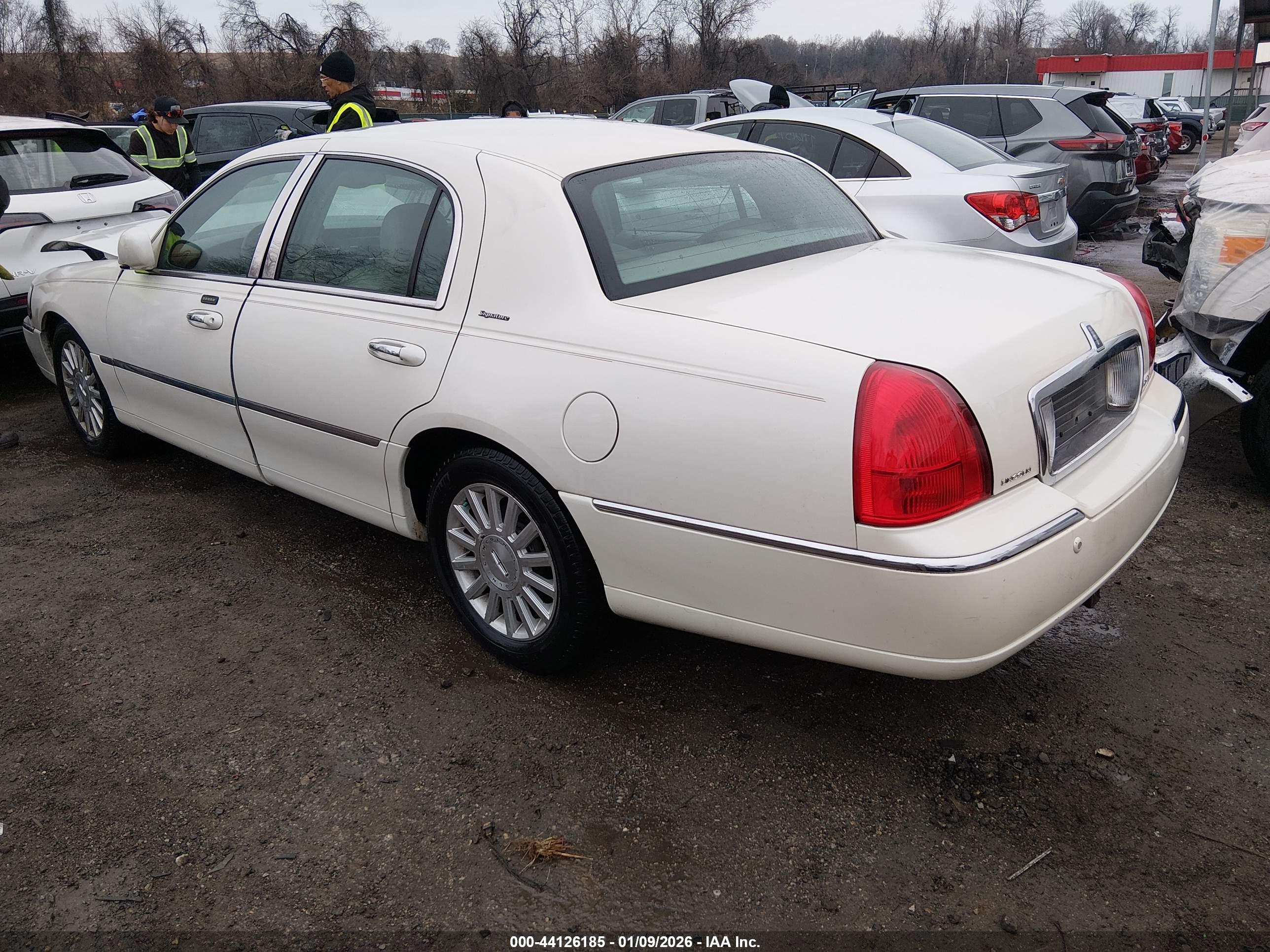 LINCOLN TOWN image 3