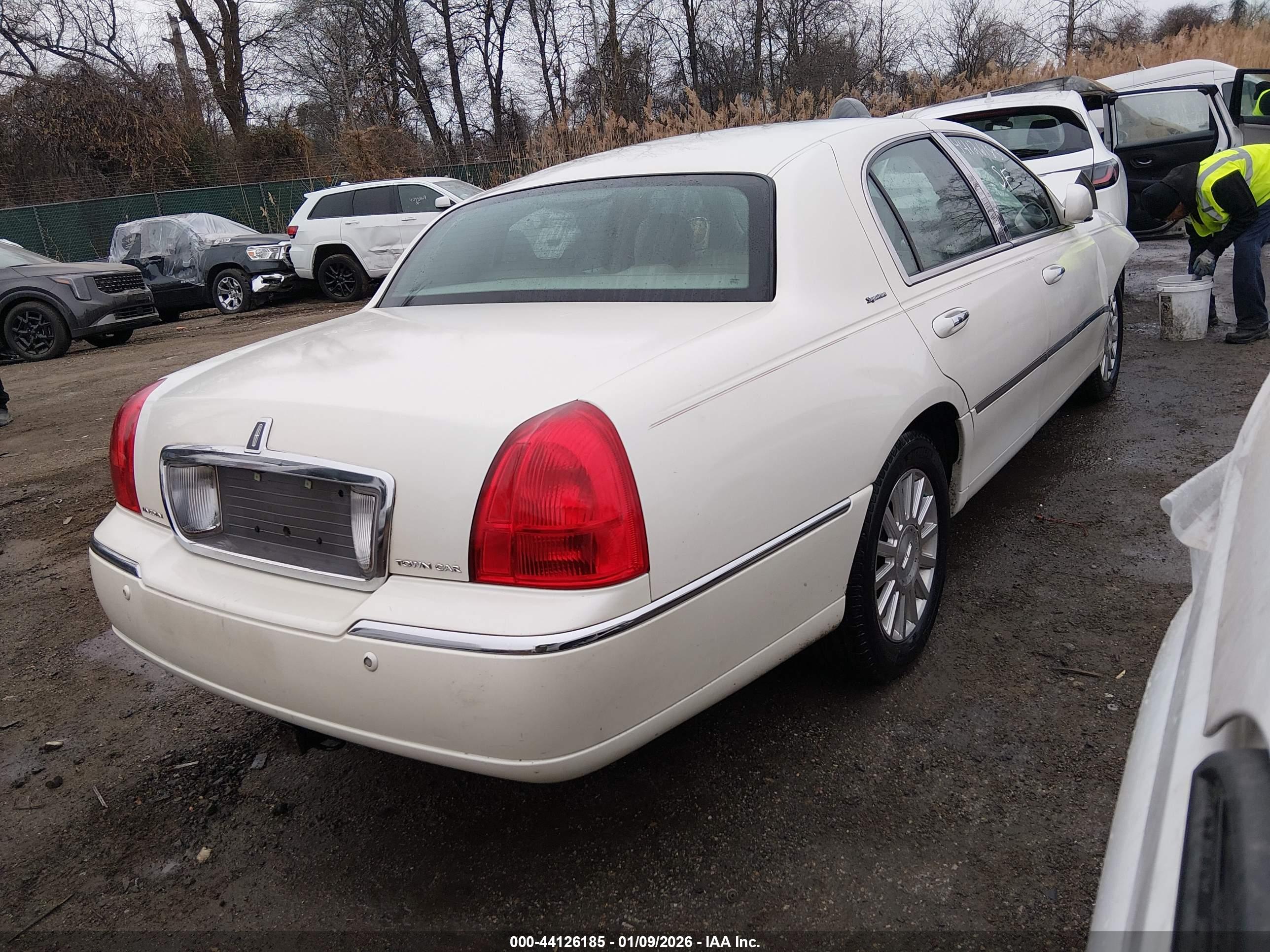 LINCOLN TOWN image 4