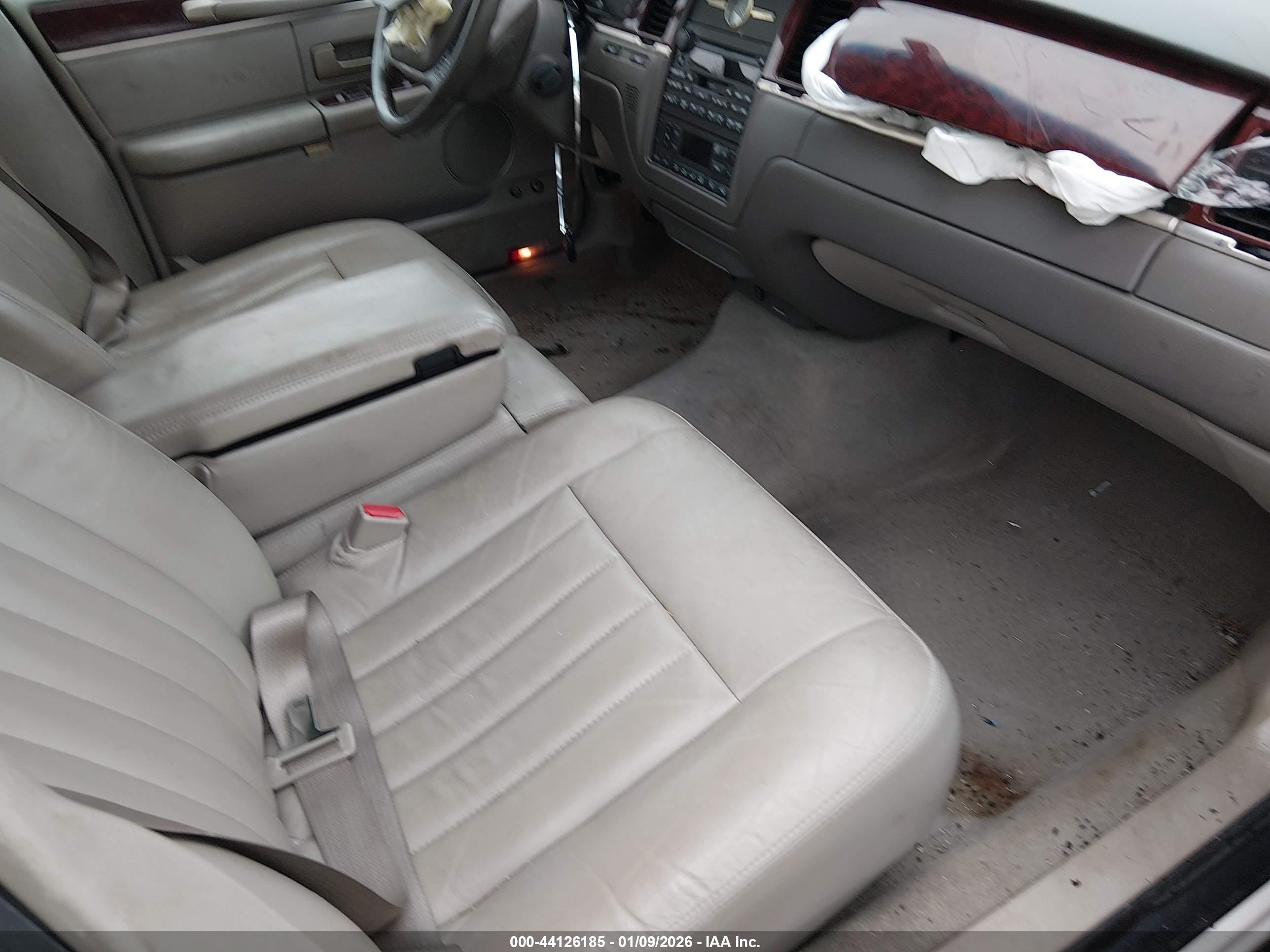 LINCOLN TOWN image 5