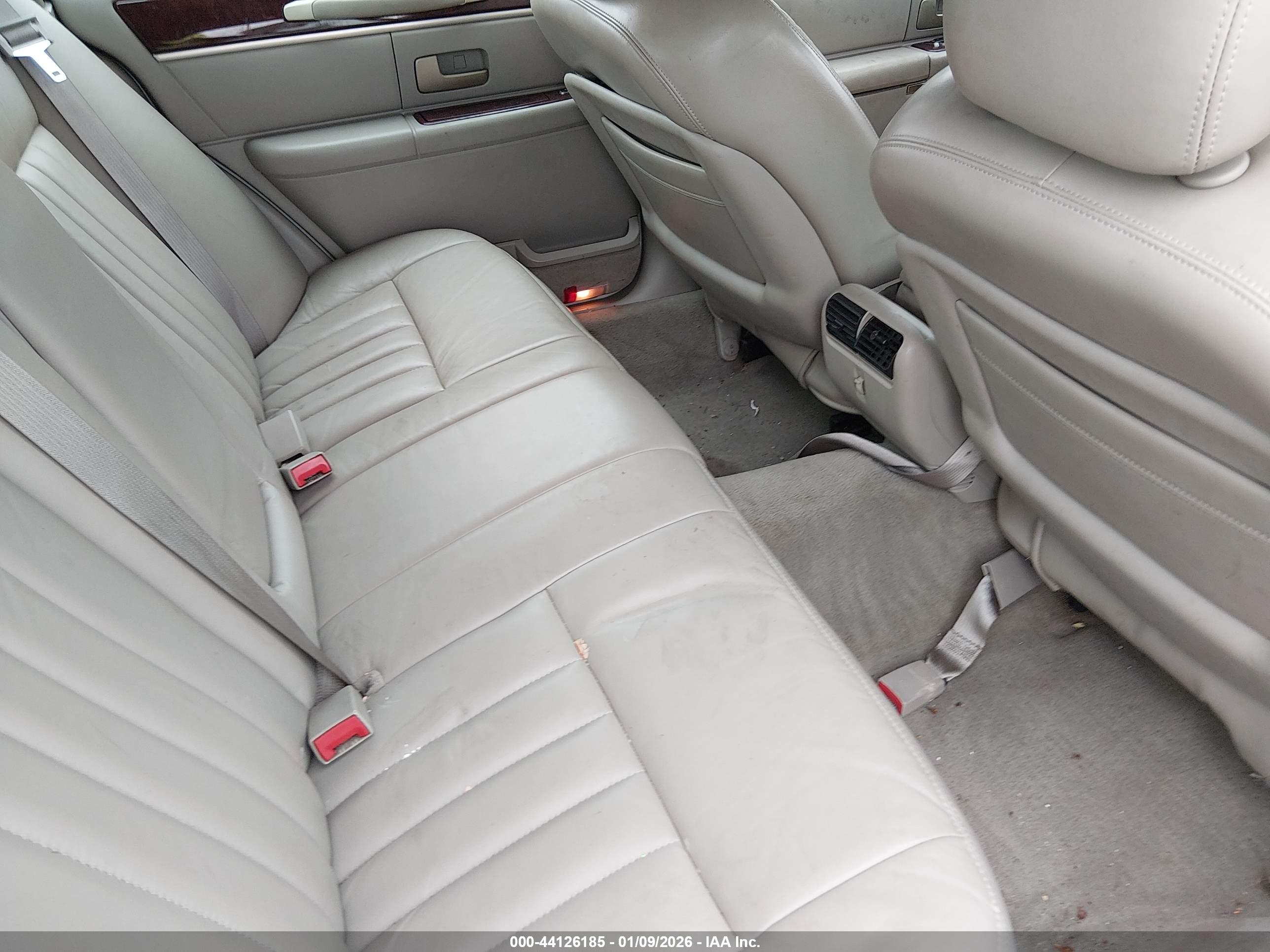 LINCOLN TOWN image 8