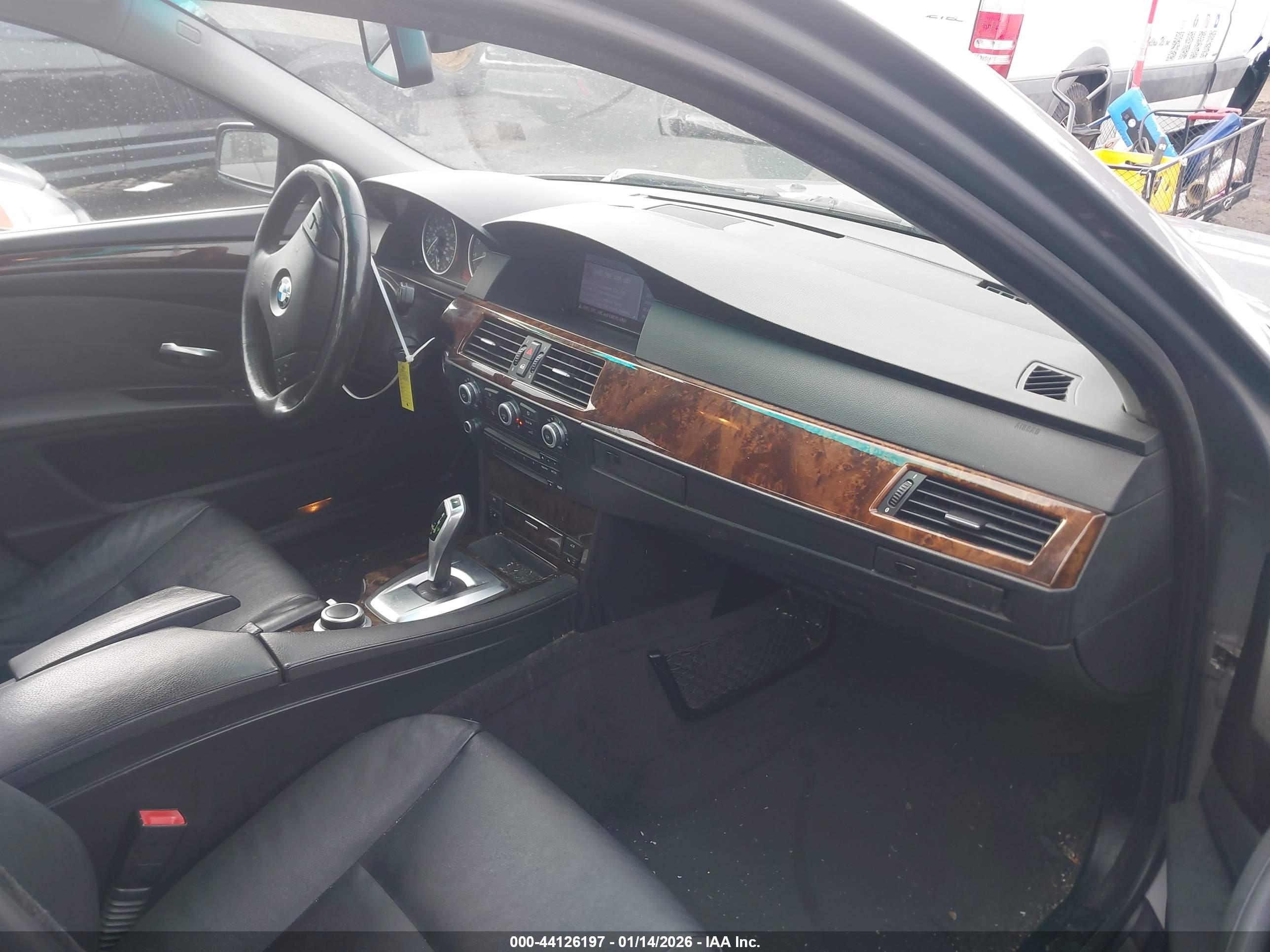 BMW 528XI image 5