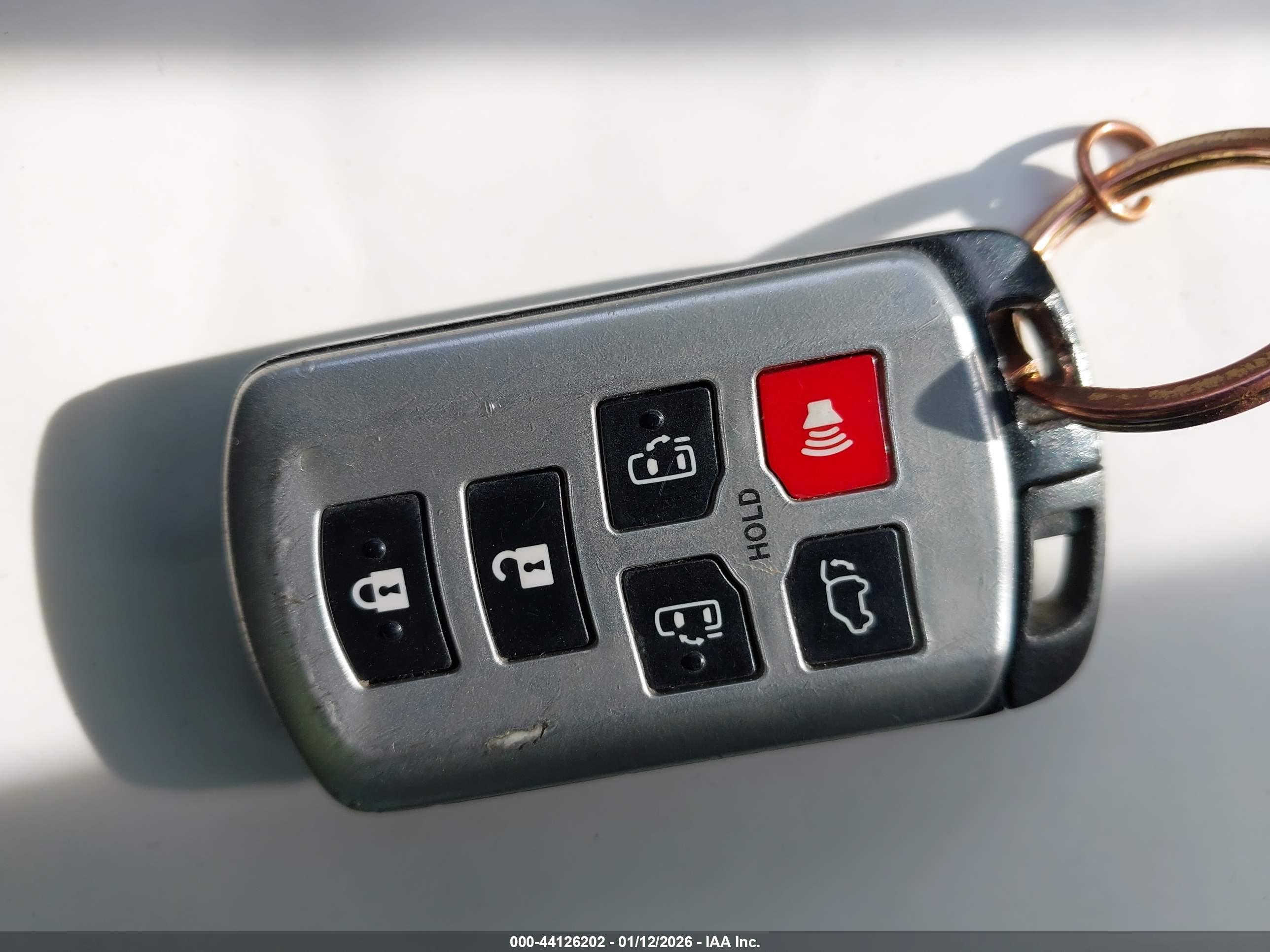 TOYOTA SIENNA image 11