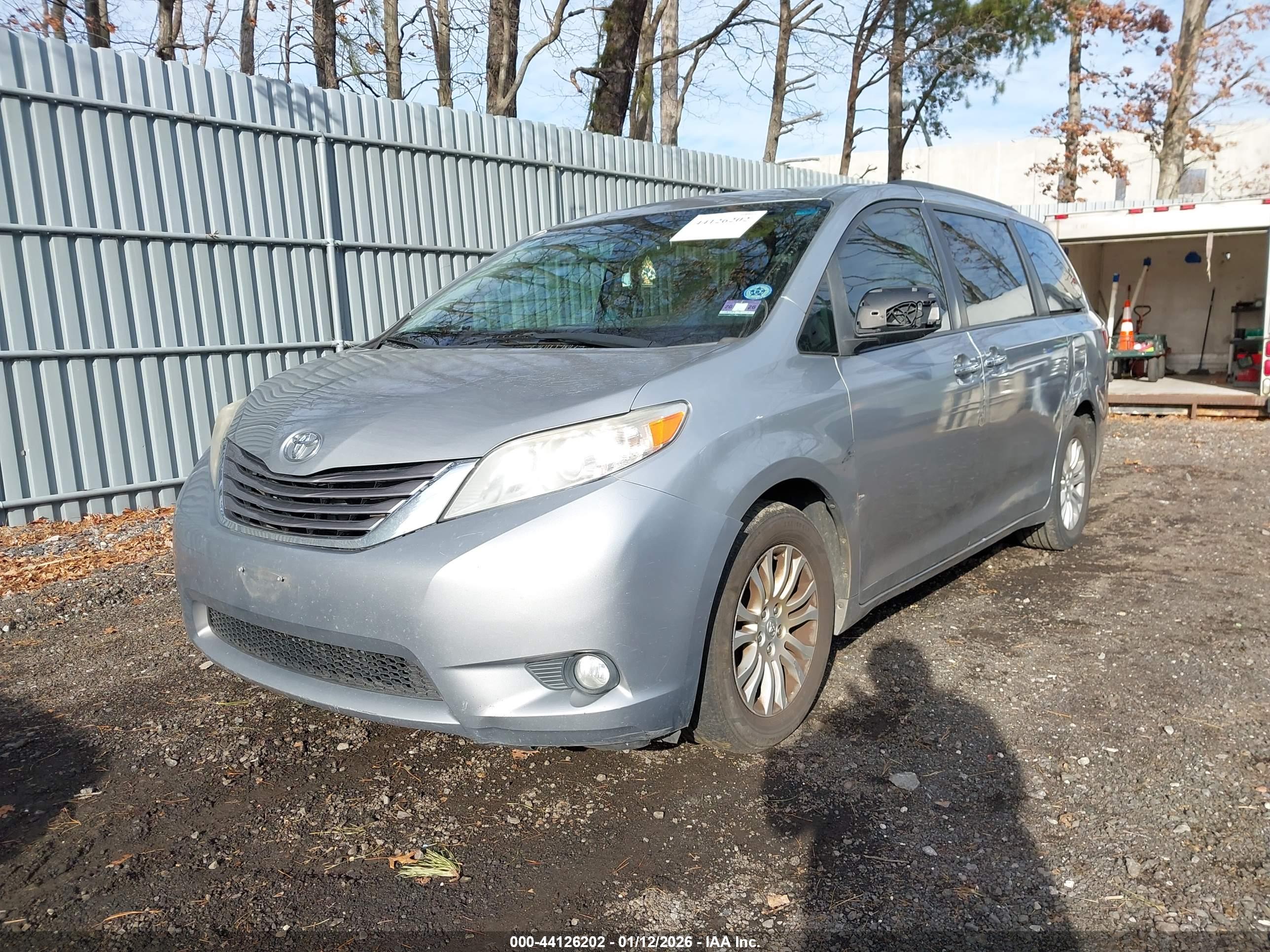 TOYOTA SIENNA image 2