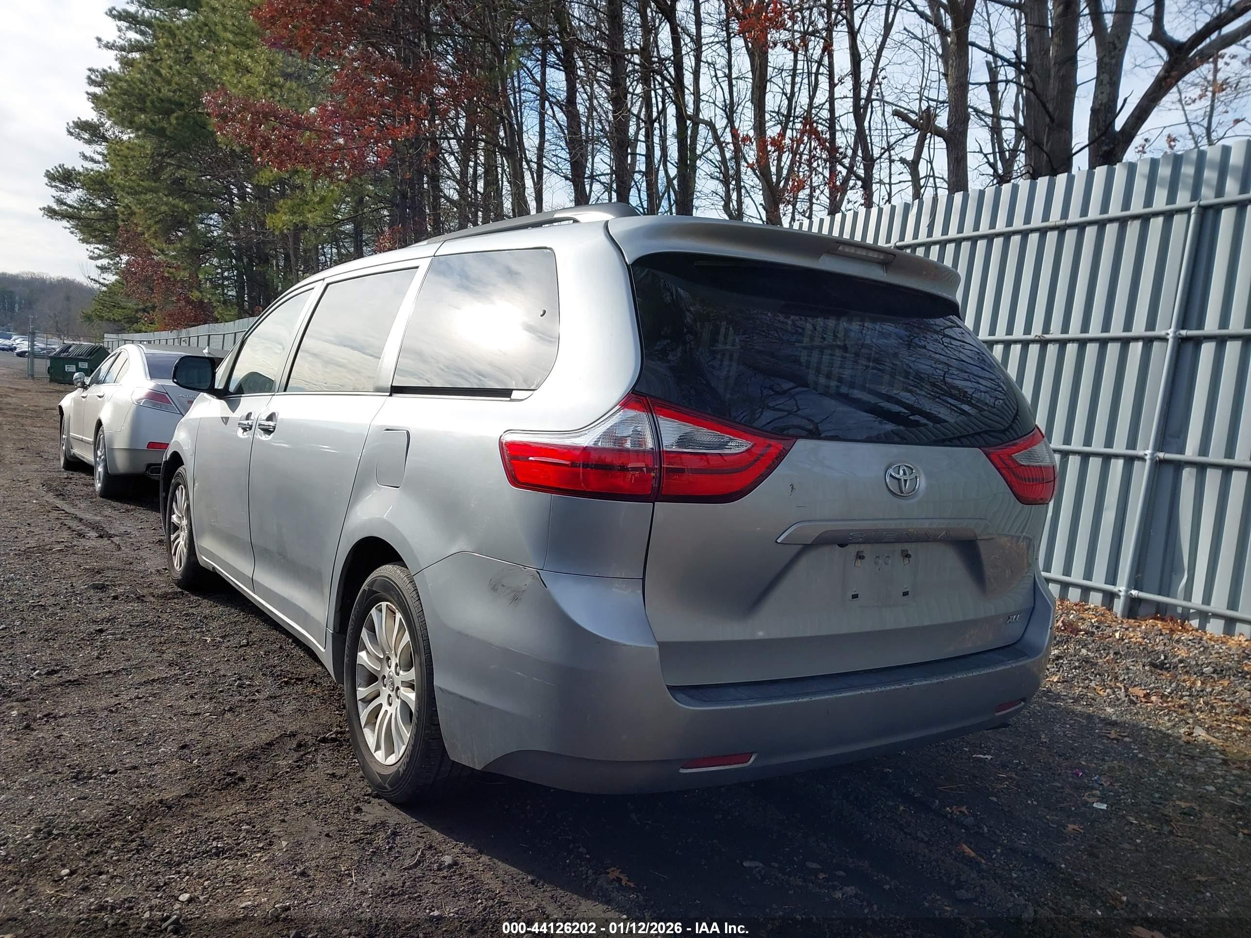 TOYOTA SIENNA image 3