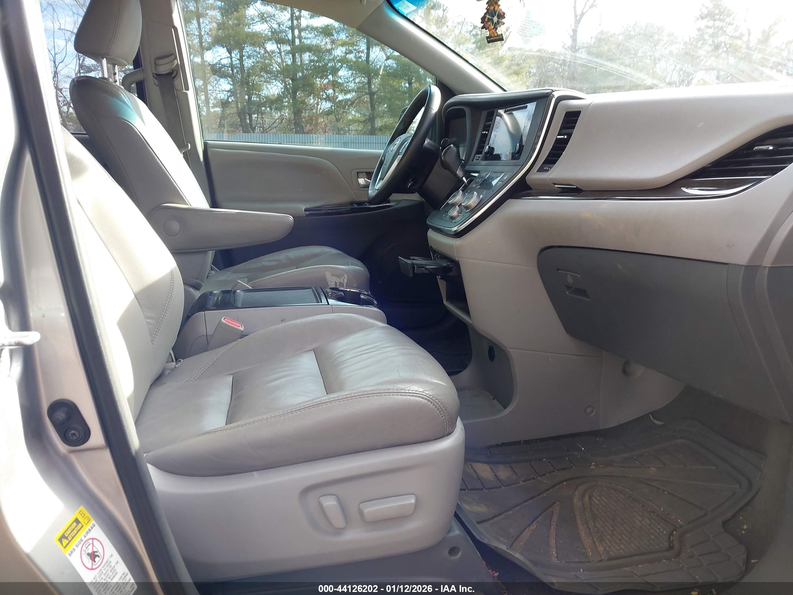 TOYOTA SIENNA image 5