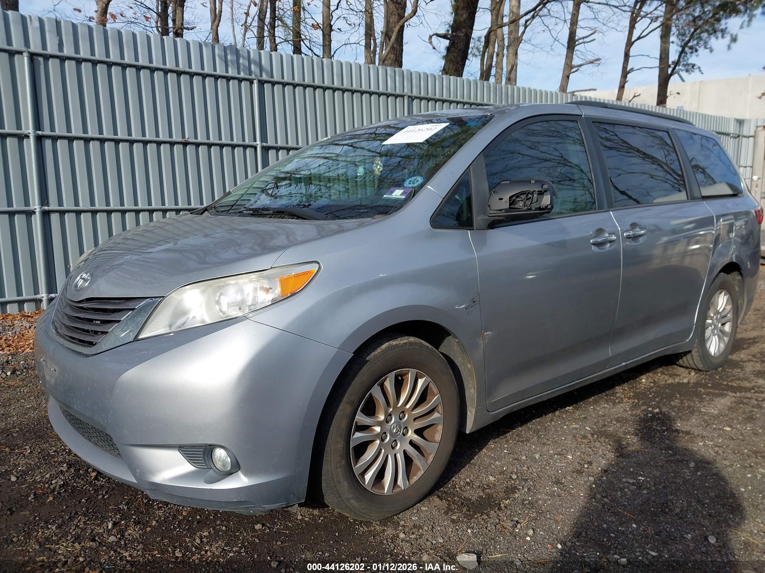 TOYOTA SIENNA image 6