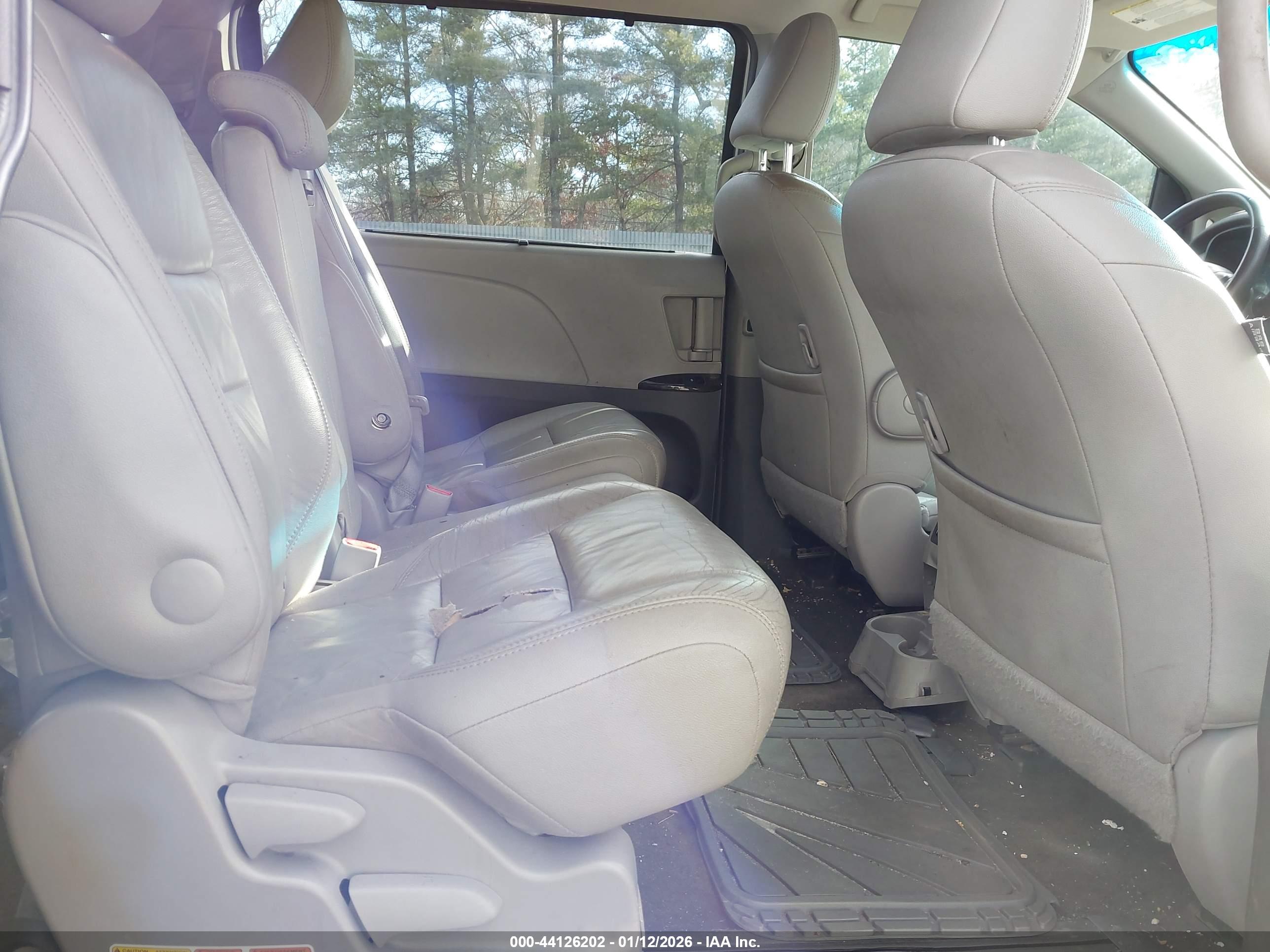 TOYOTA SIENNA image 8