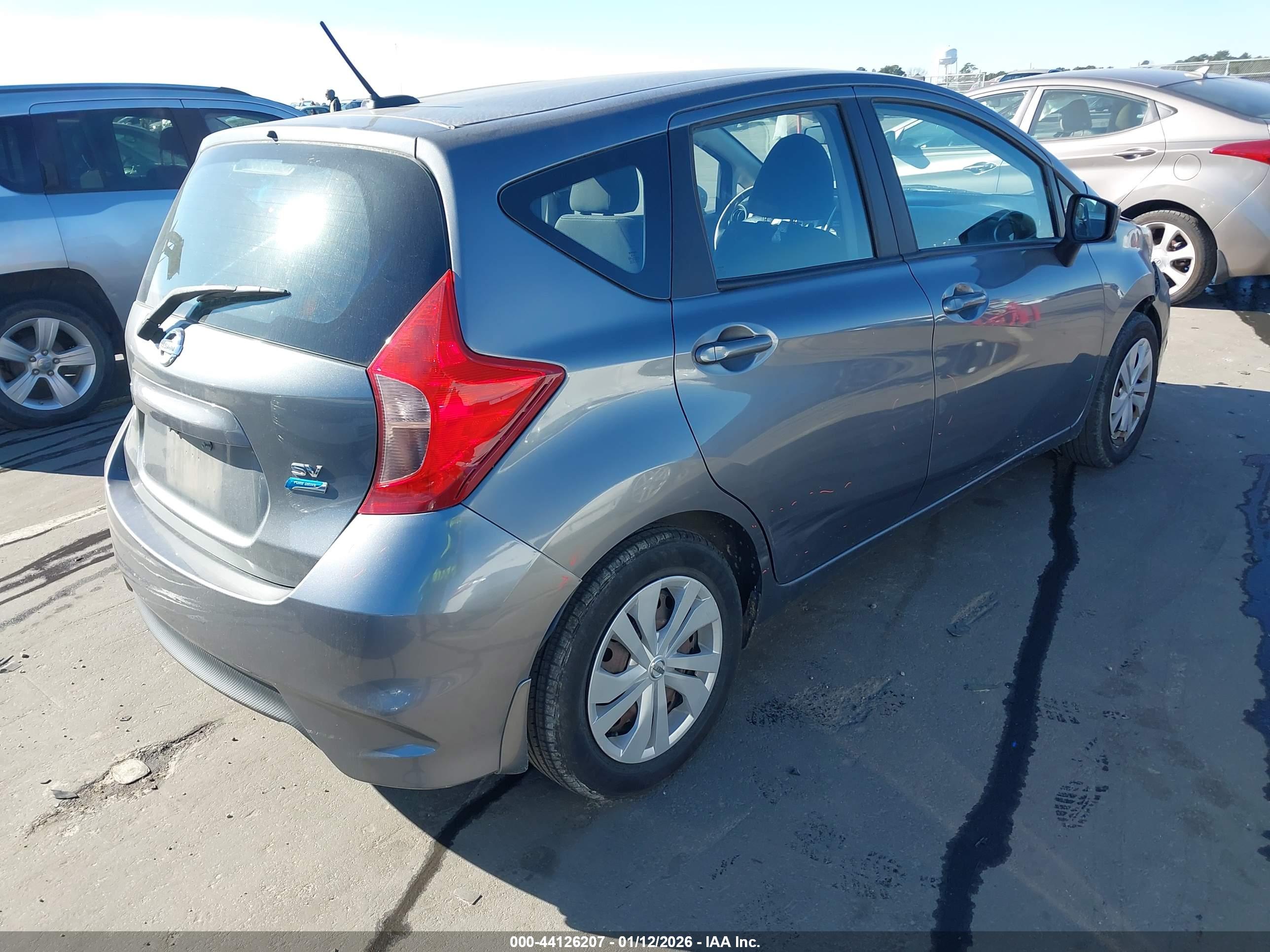 NISSAN VERSA image 4