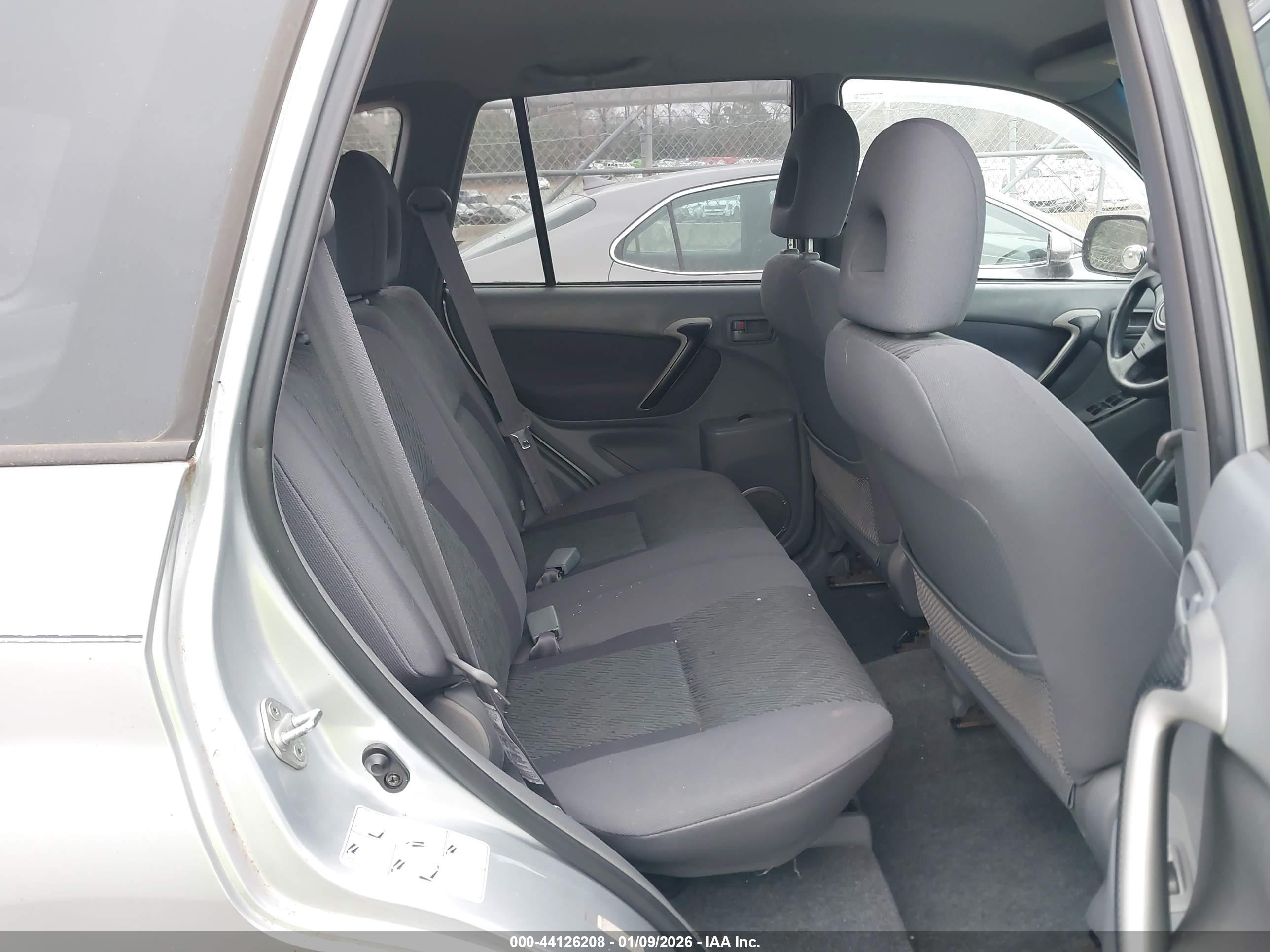 TOYOTA RAV4 image 8