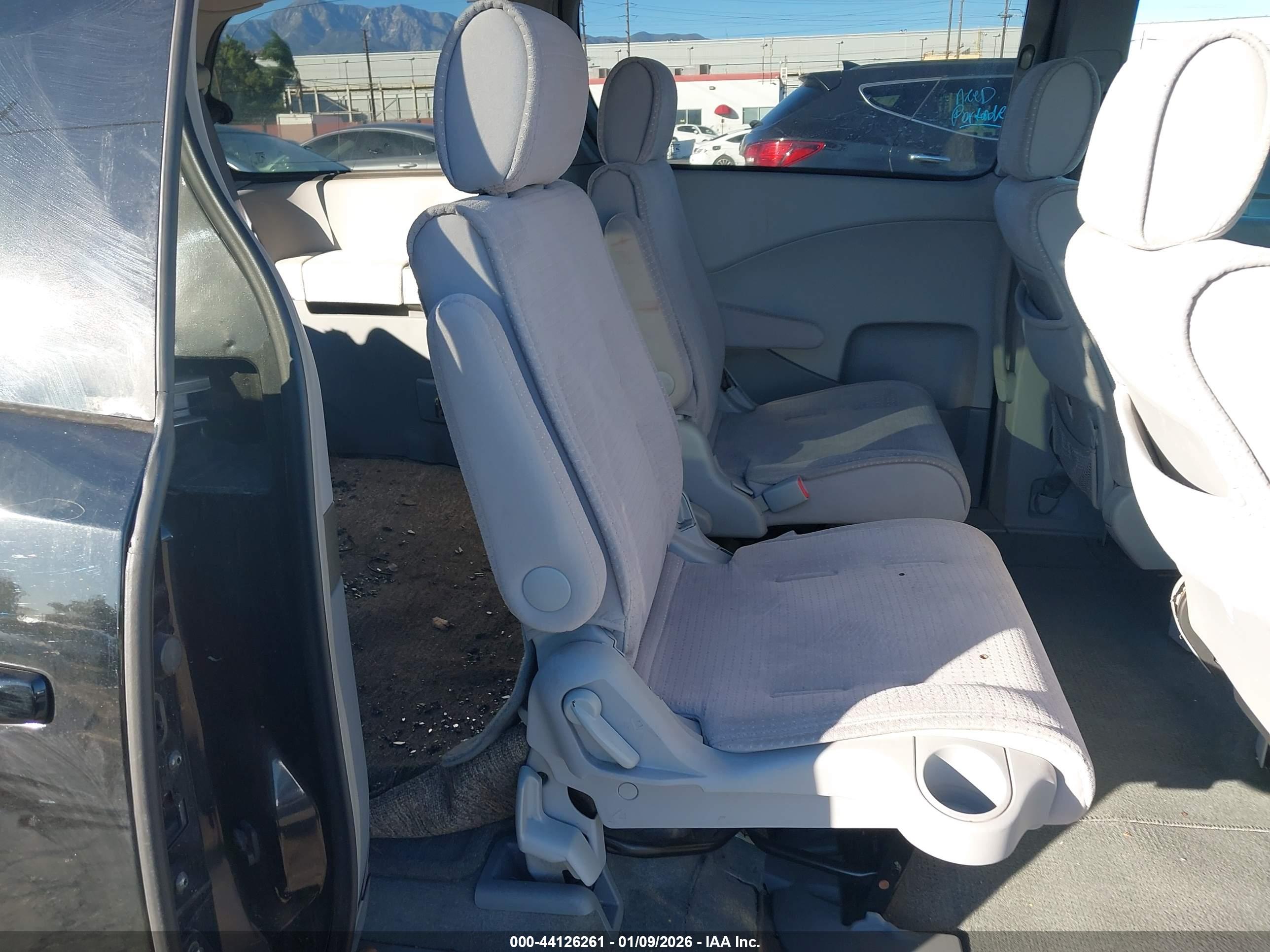 NISSAN QUEST image 8