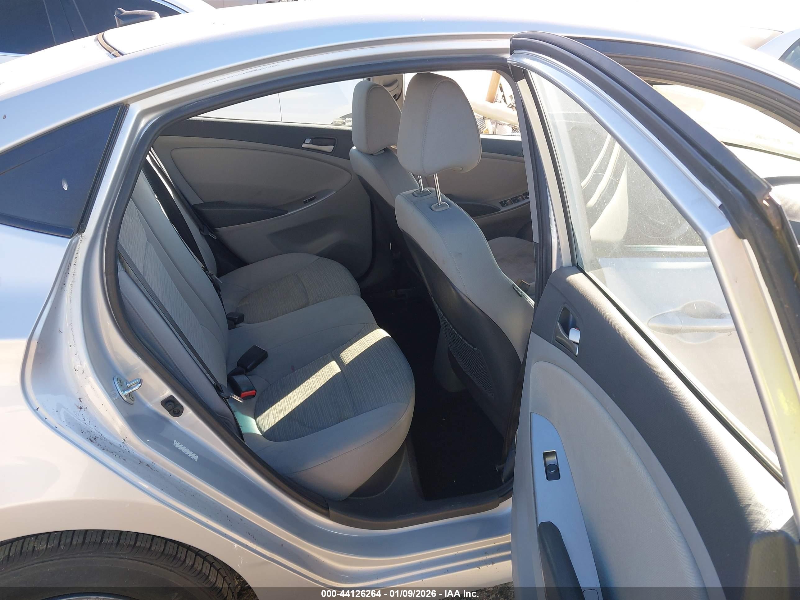 HYUNDAI ACCENT image 8