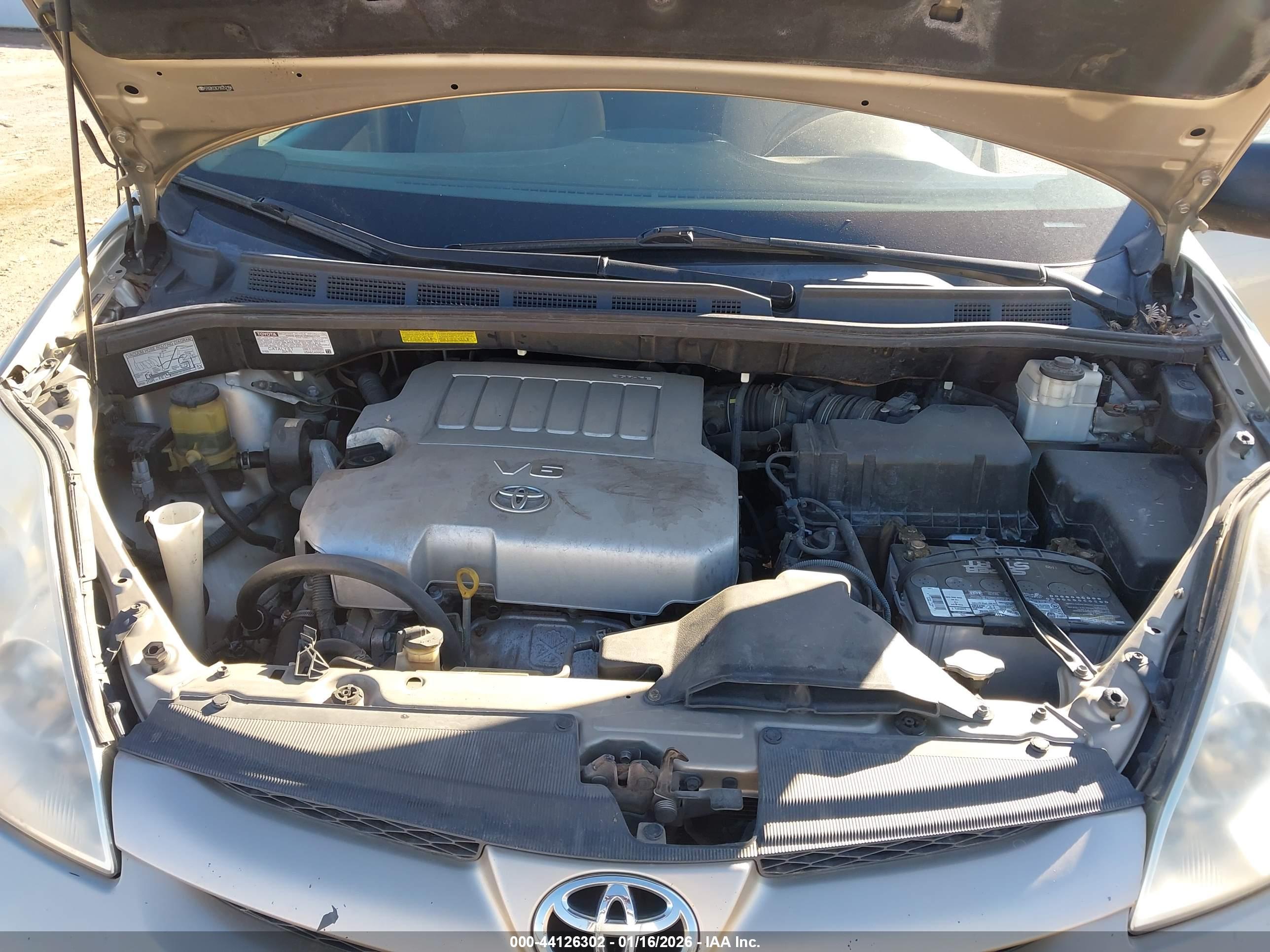 TOYOTA SIENNA image 10