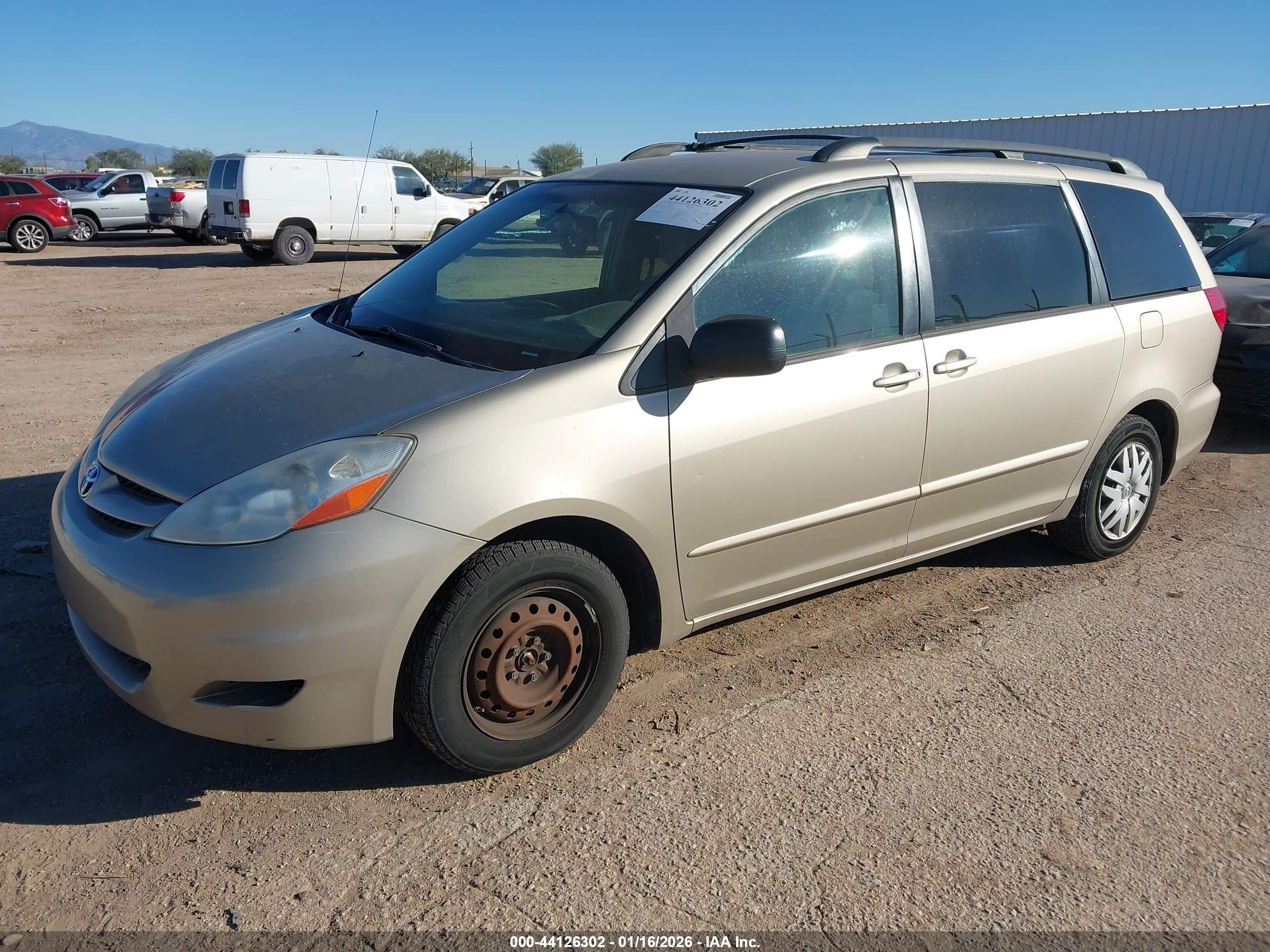 TOYOTA SIENNA image 2